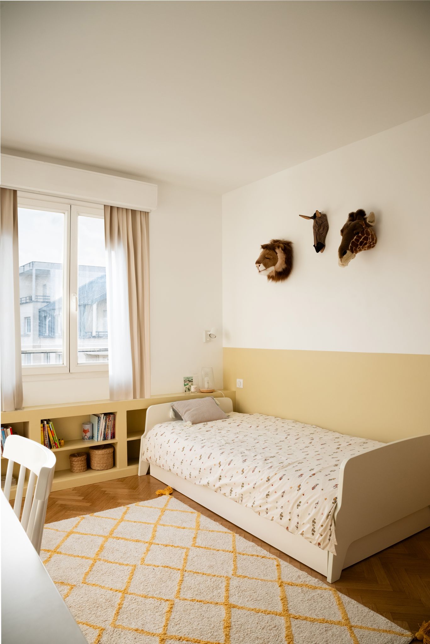 chambre jaune décoration contemporaine appartement Paris Studio Castille Photo : © Cassandre Favaro chambre jaune décoration contemporaine appartement Paris Studio Castille Photo : © Cassandre Favaro