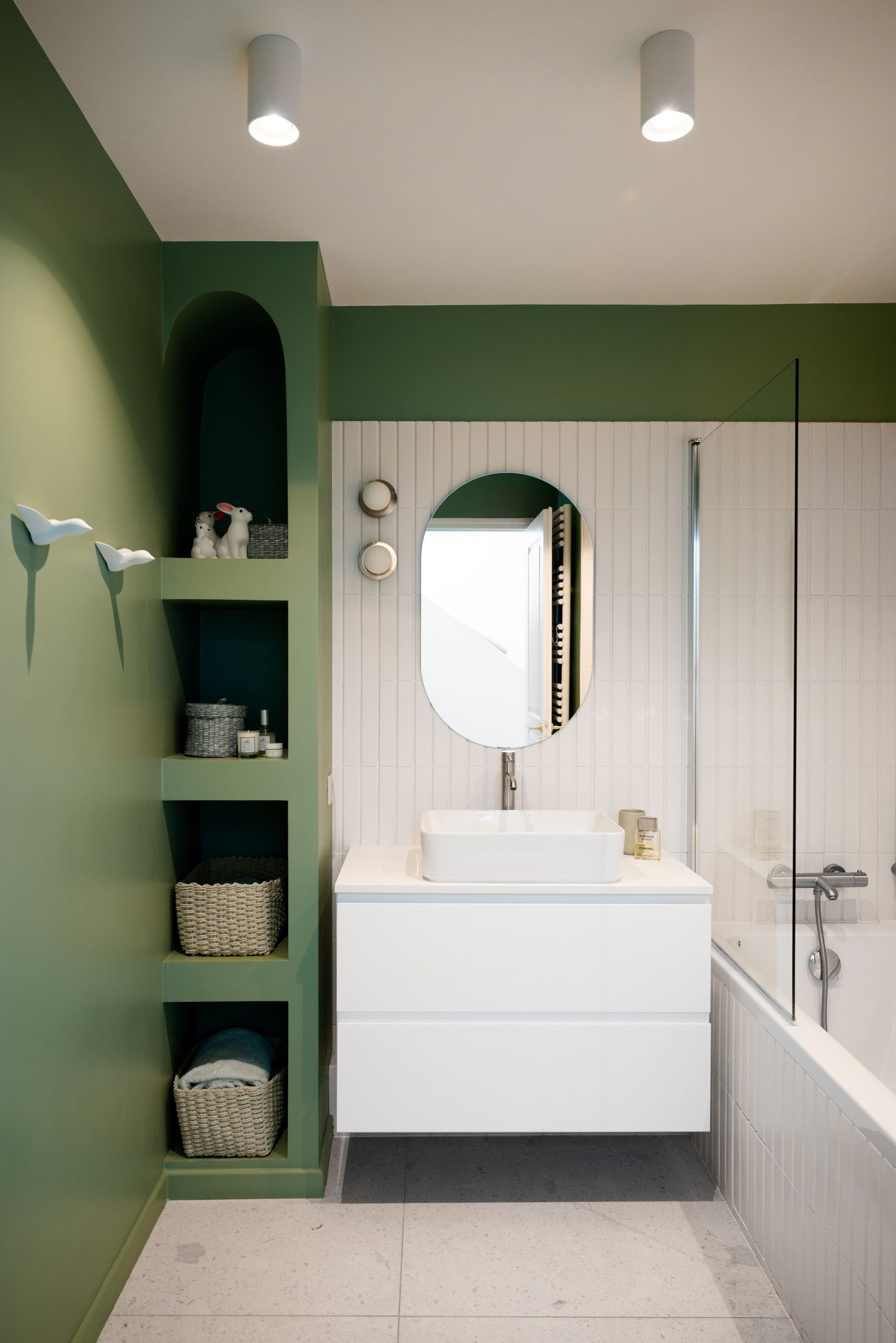 salle de bain verte décoration contemporaine appartement Paris Studio Castille Photo : © Cassandre Favaro salle de bain verte décoration contemporaine appartement Paris Studio Castille Photo : © Cassandre Favaro
