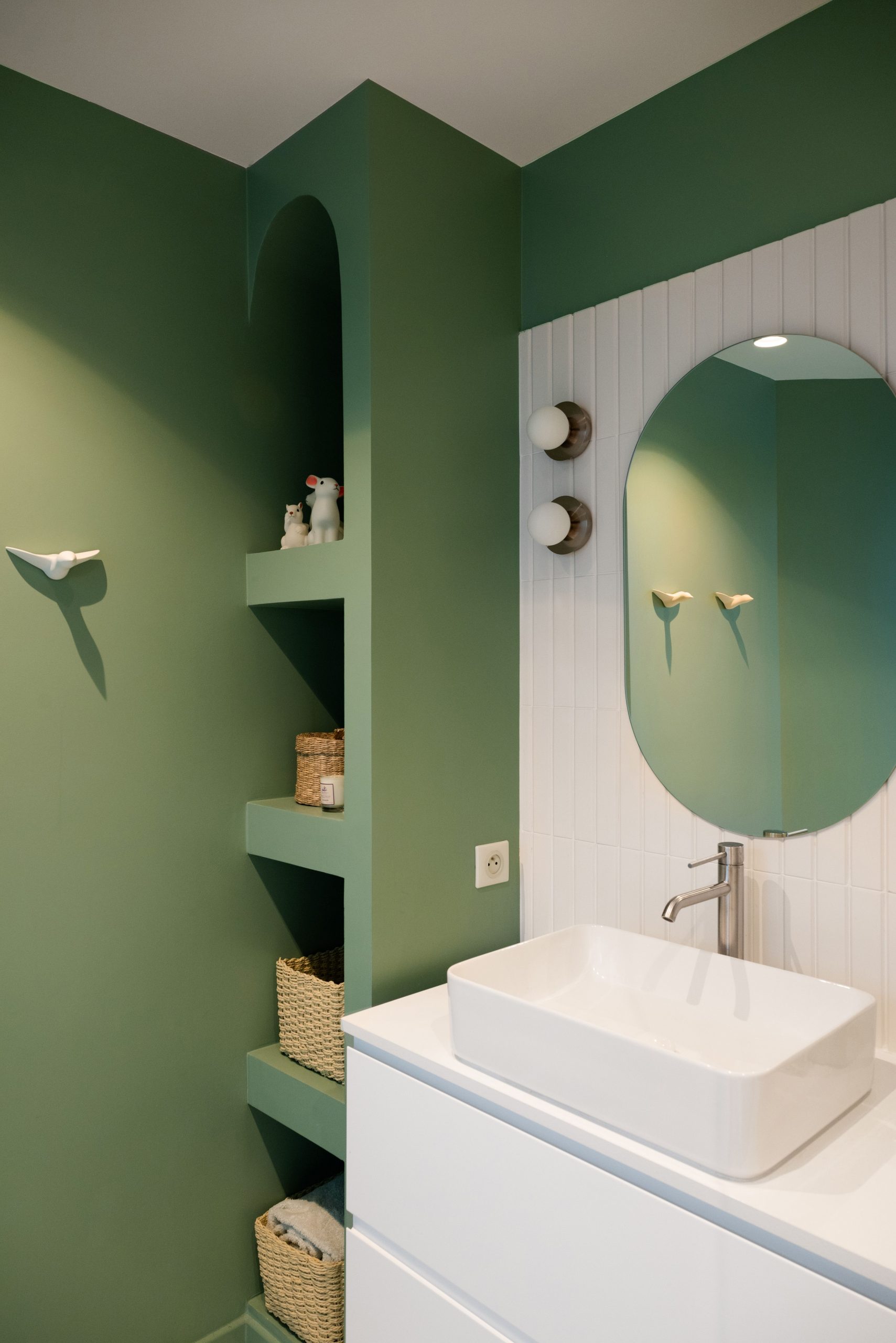 salle de bain verte décoration contemporaine appartement Paris Studio Castille Photo : © Cassandre Favaro salle de bain verte décoration contemporaine appartement Paris Studio Castille Photo : © Cassandre Favaro