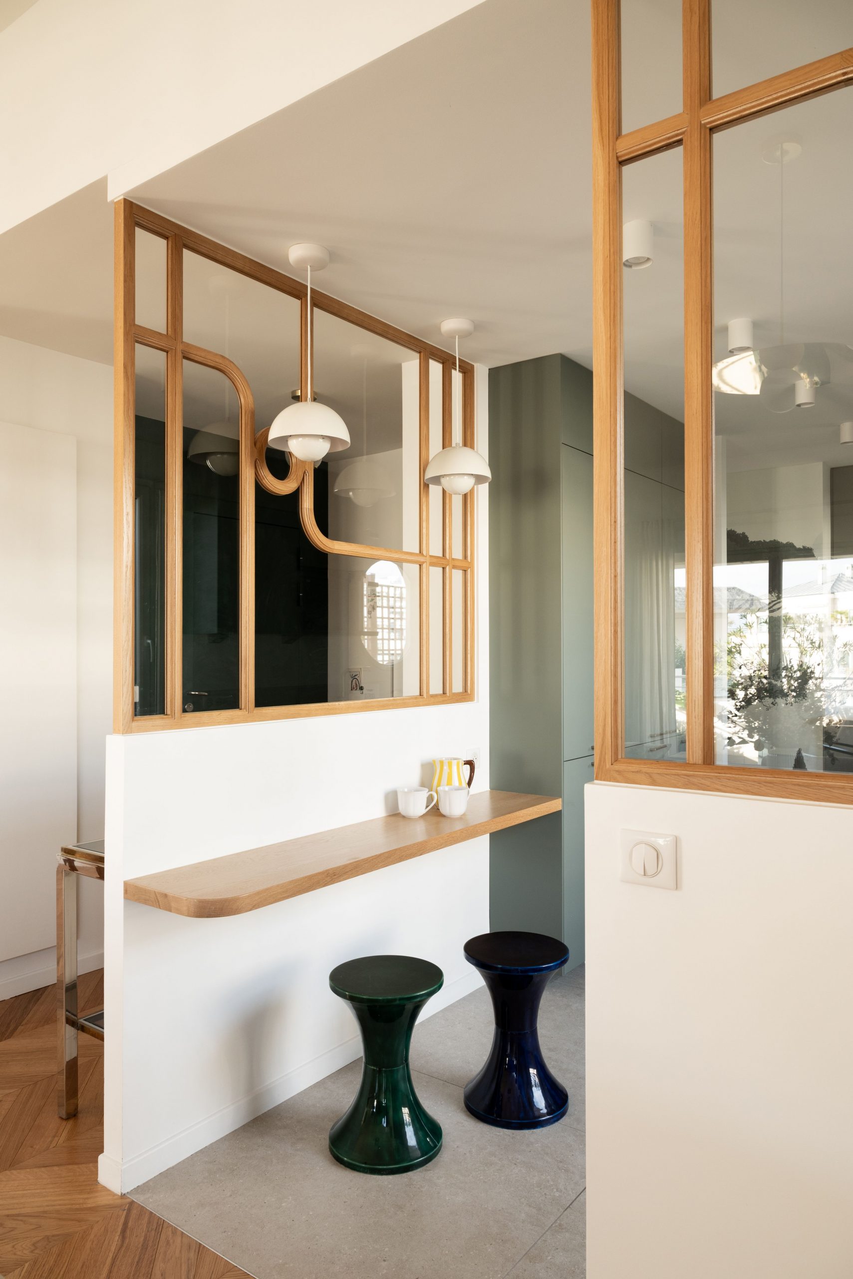 cuisine avec verrière bois décoration contemporaine appartement Paris Studio Castille Photo : © Cassandre Favaro cuisine avec verrière bois décoration contemporaine appartement Paris Studio Castille Photo : © Cassandre Favaro