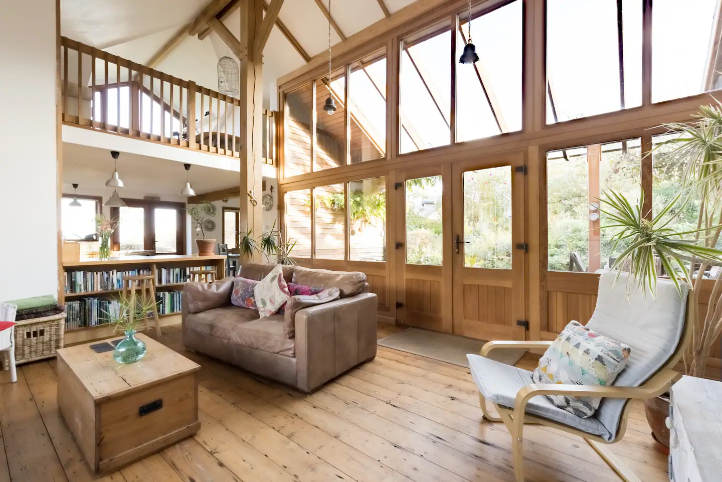 salon avec baie vitrée et mezzanine maison en bois salon avec baie vitrée et mezzanine maison en bois