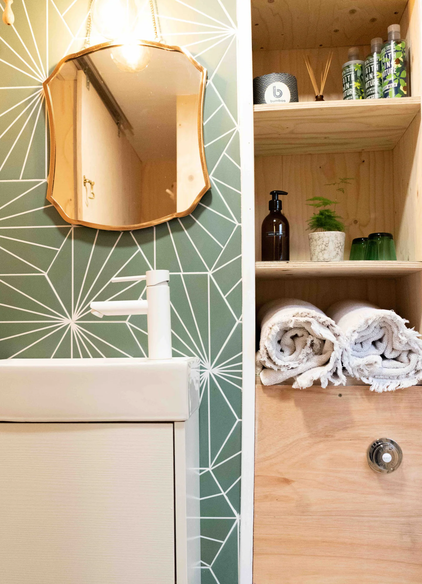 salle de bain bois carrelage vert dandelion tiny house 28m2 pour six personnes salle de bain bois carrelage vert dandelion tiny house 28m2 pour six personnes