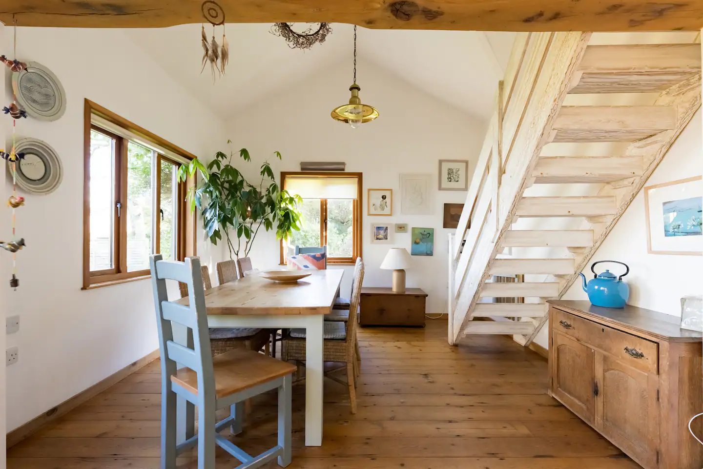 salle à manger avec poutres et escalier salle à manger avec poutres et escalier