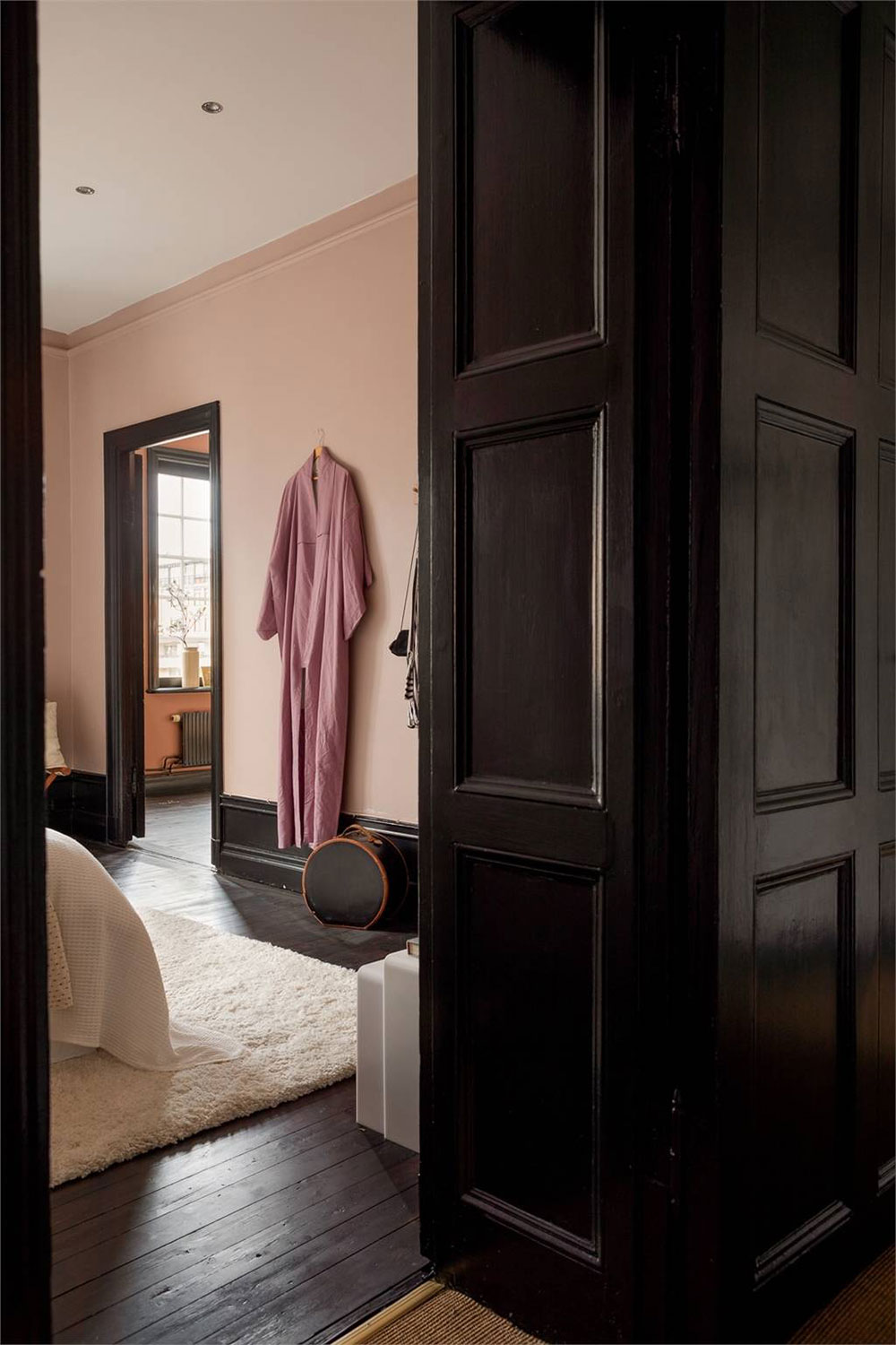 entrée avec porte noire entrée avec porte noire