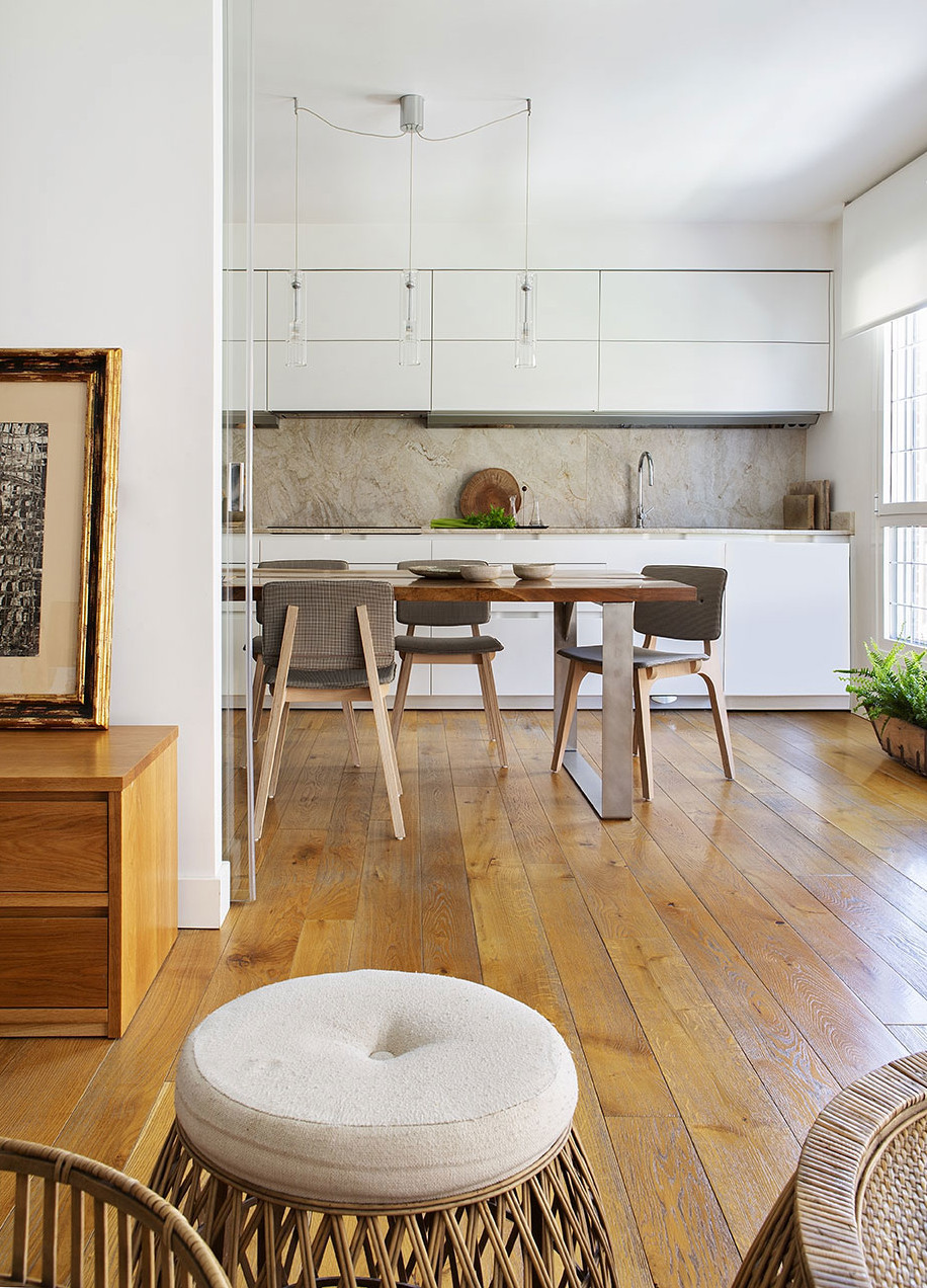 cuisine blanche ouverte avec grande table