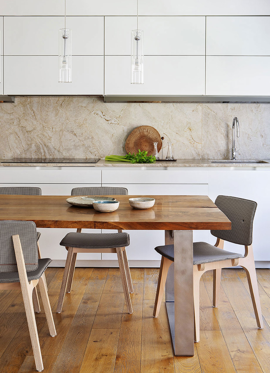 cuisine blanche ouverte avec grande table