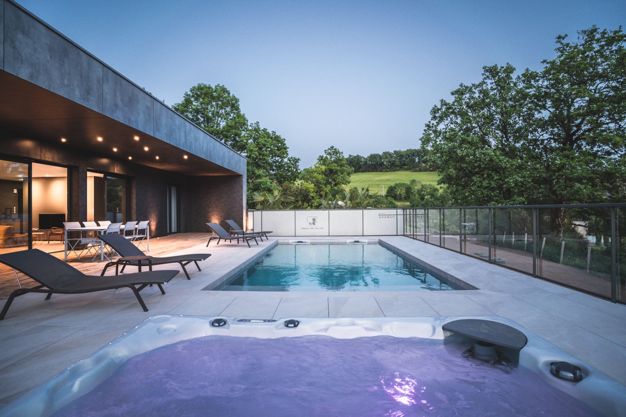 maison contemporaine avec piscine décoration design Domaine de Labro Aveyron maison contemporaine avec piscine décoration design Domaine de Labro Aveyron