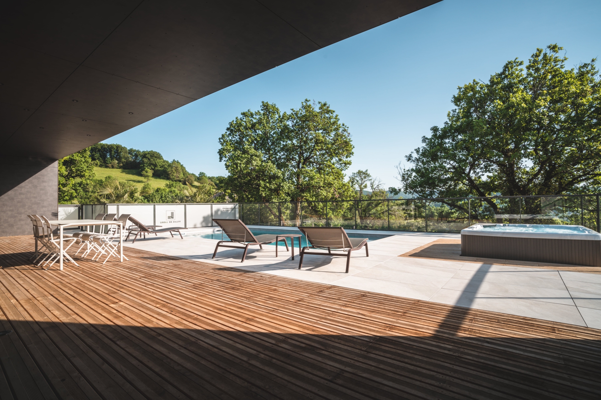 terrasse bois et piscine maison Domaine de Labro Aveyron terrasse bois et piscine maison Domaine de Labro Aveyron