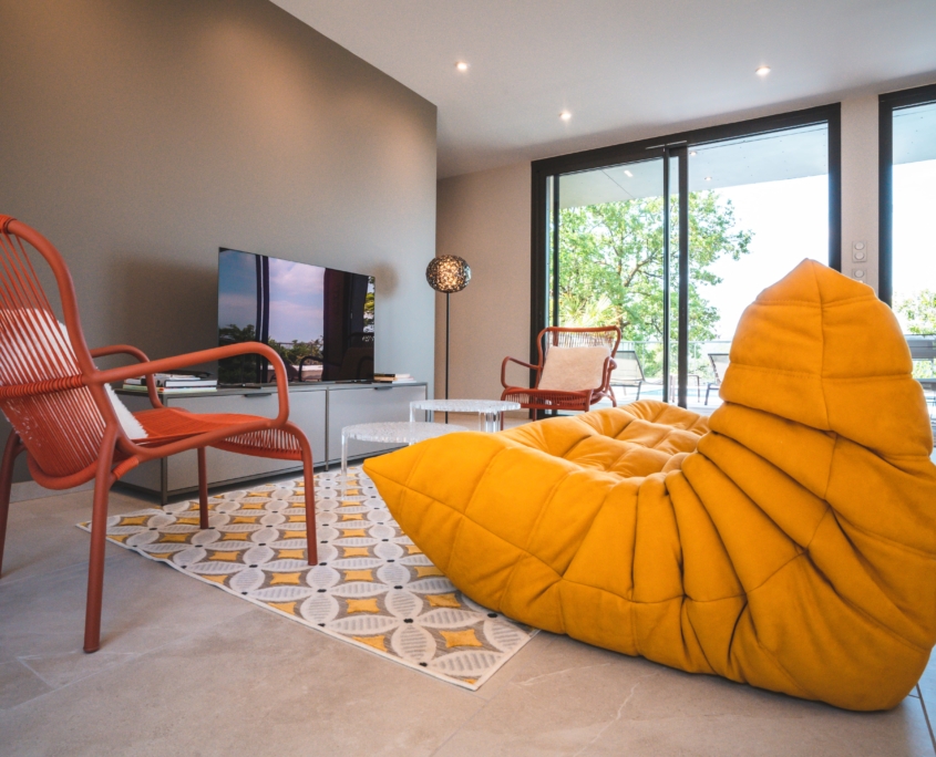 Canapé Togo jaune dans salon décoration design maison contemporaine Domaine de Labro Aveyron Canapé Togo jaune dans salon décoration design maison contemporaine Domaine de Labro Aveyron