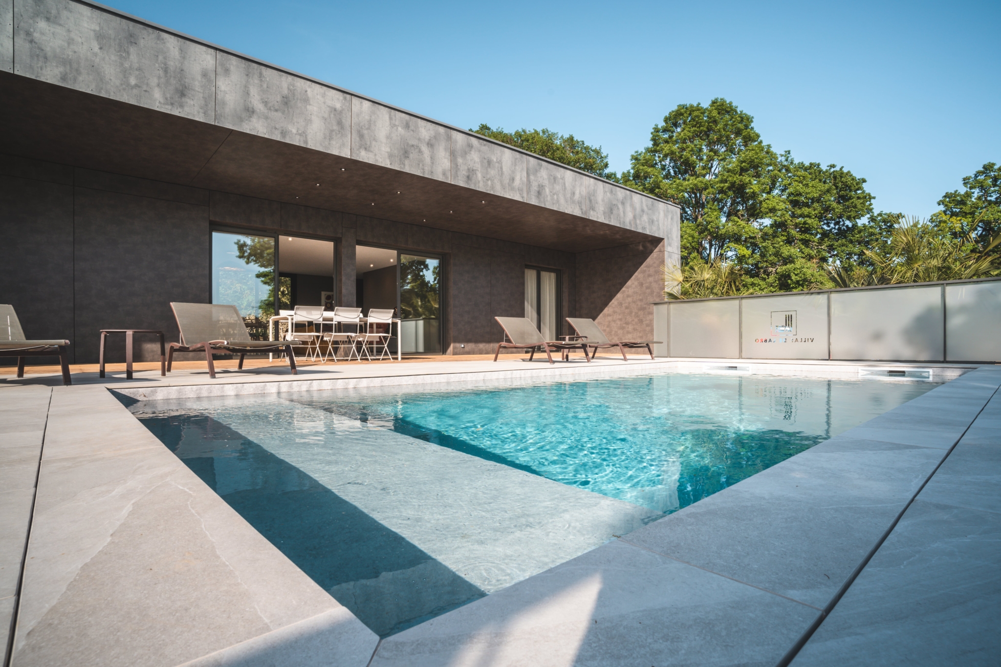 maison contemporaine avec piscine décoration design Domaine de Labro Aveyron maison contemporaine avec piscine décoration design Domaine de Labro Aveyron