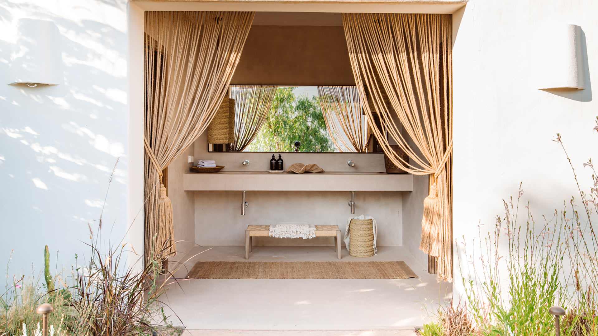 salle de bain ouverte sur l salle de bain ouverte sur l'extérieur maison Ibiza