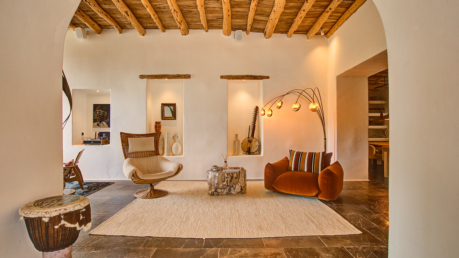 salon avec poutres anciennes décoration contemporaine maison Ibiza salon avec poutres anciennes décoration contemporaine maison Ibiza