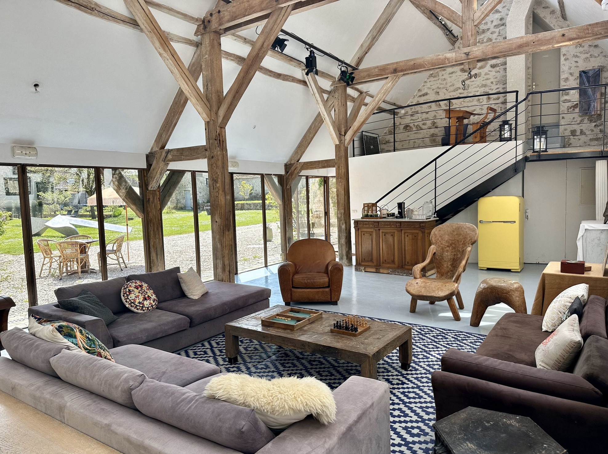 salon avec poutres décoration classique chic Le Prieuré à Marney-sur-Seine salon avec poutres décoration classique chic Le Prieuré à Marney-sur-Seine