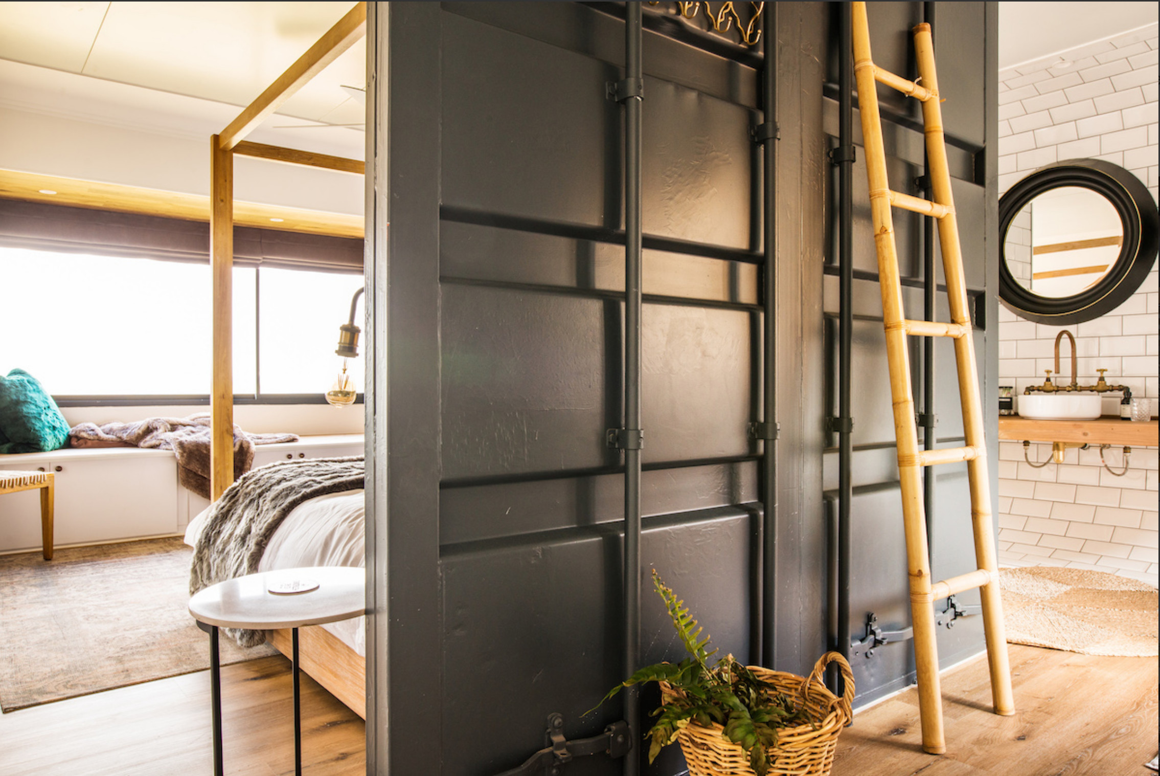 salle de bain Riverstone's CouplePod petite maison container