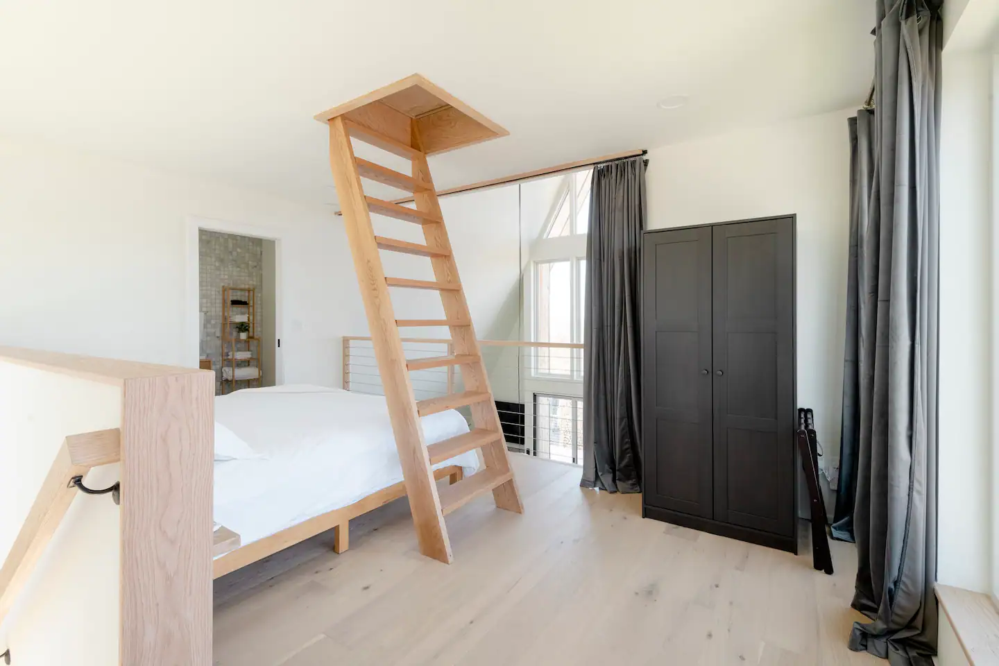 chambre minimaliste sur mezzanine maison A-Frame chambre minimaliste sur mezzanine maison A-Frame