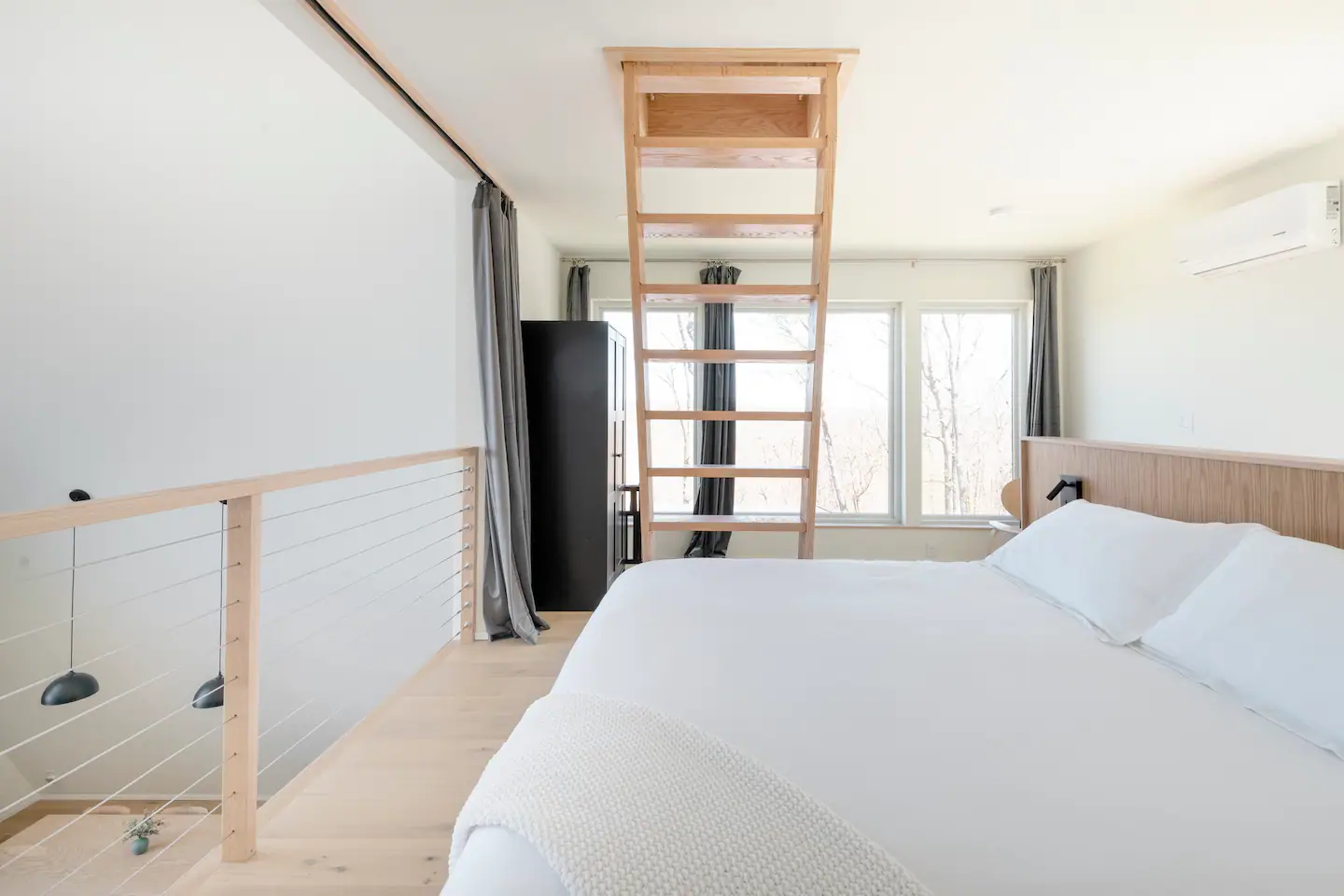 chambre minimaliste sur mezzanine maison A-Frame chambre minimaliste sur mezzanine maison A-Frame
