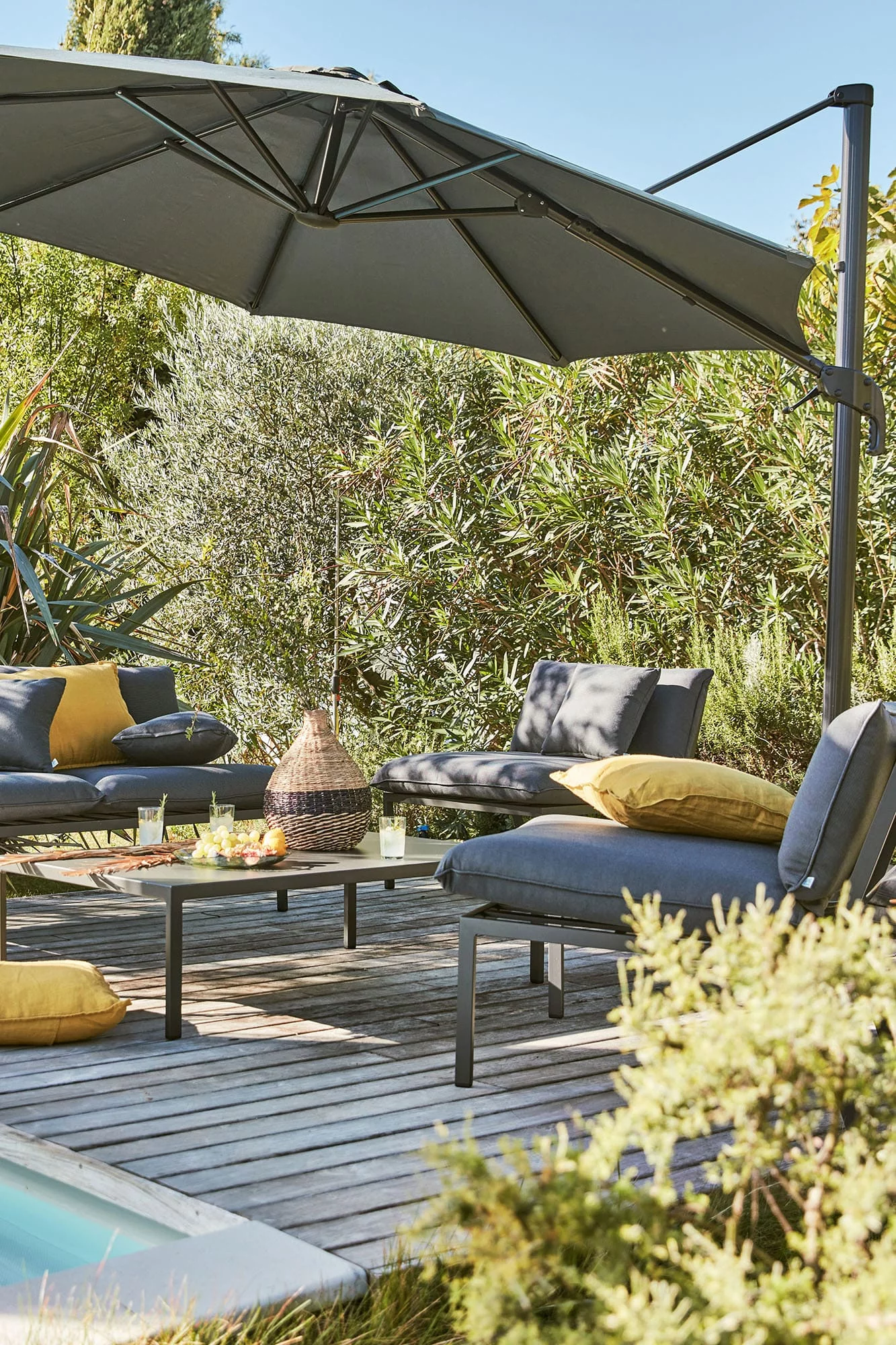 terrasse avec parasol Alinea nouvelle collection 2024 terrasse avec parasol Alinea nouvelle collection 2024
