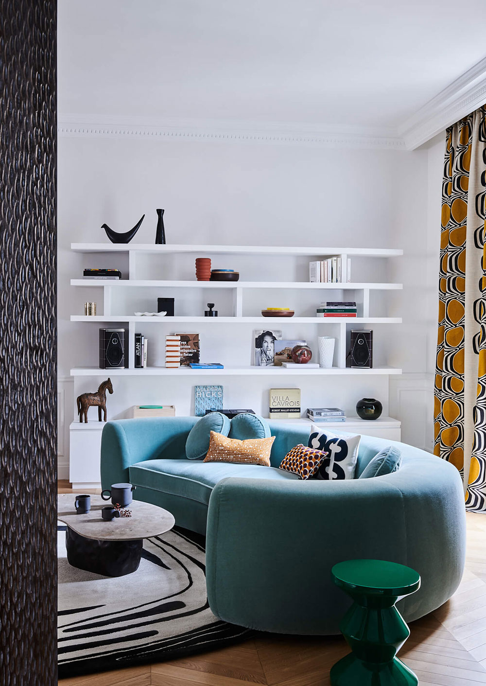 salon canapé bleu appartement Paris par Alexandra Boussagol décoration contemporaine salon canapé bleu appartement Paris par Alexandra Boussagol décoration contemporaine