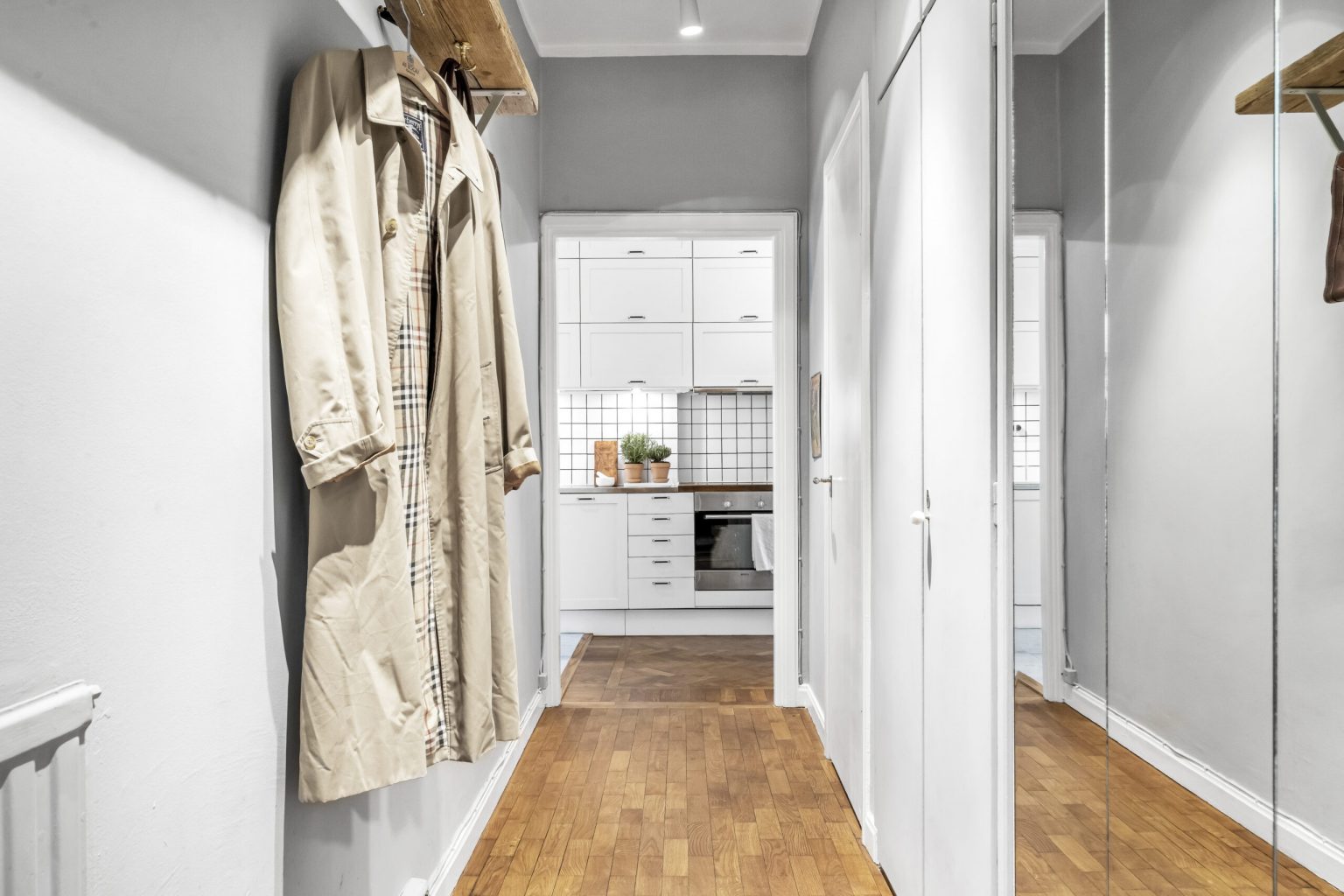 entrée avec placard miroir deux-pièces 49m2