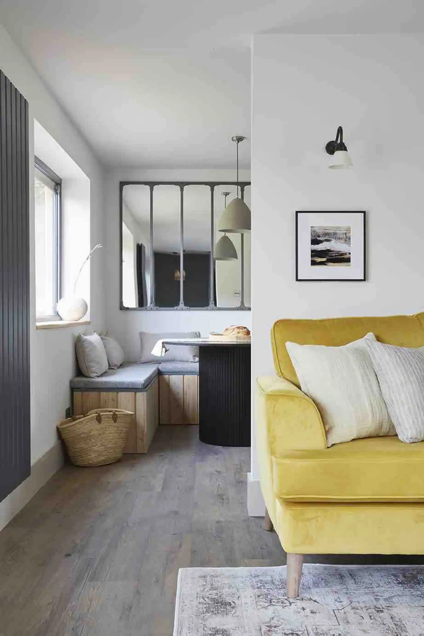 salon avec canapé jaune maison en bois île de Wight salon avec canapé jaune maison en bois île de Wight