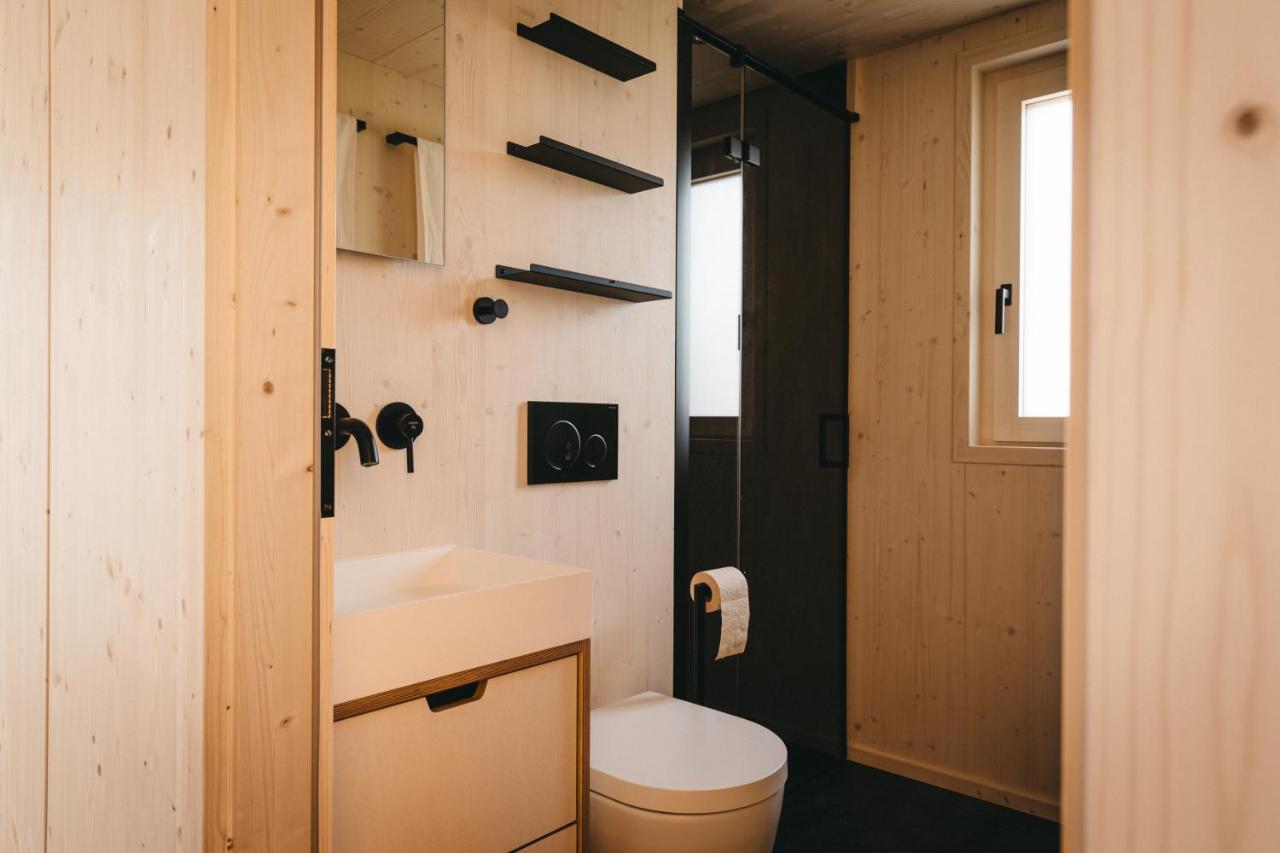salle de bain murs bois tiny house LOVT salle de bain murs bois tiny house LOVT