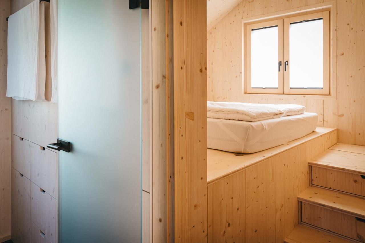 chambre murs bois tiny house LOVT chambre murs bois tiny house LOVT