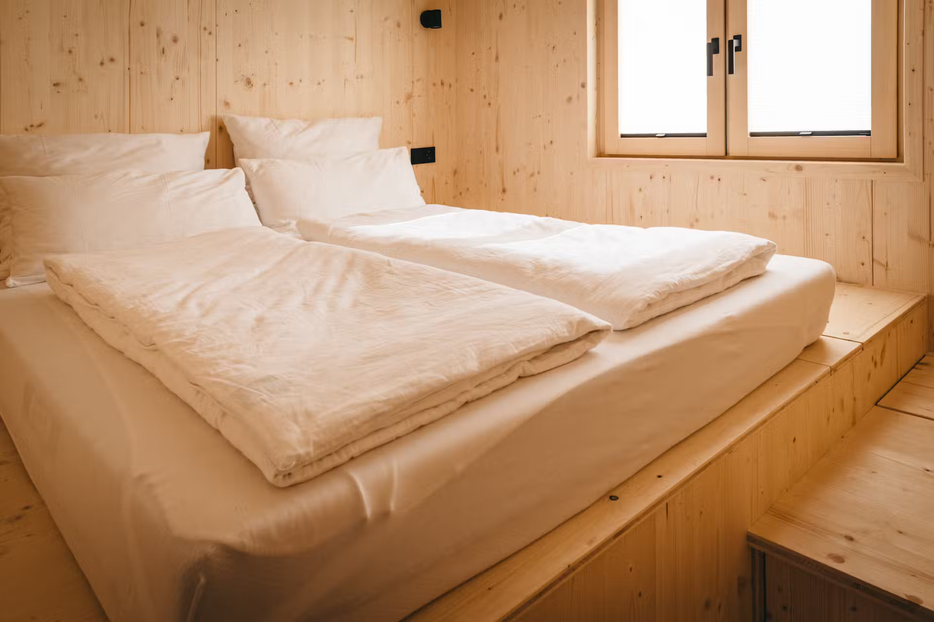 chambre mur bois tiny house LOVT chambre mur bois tiny house LOVT