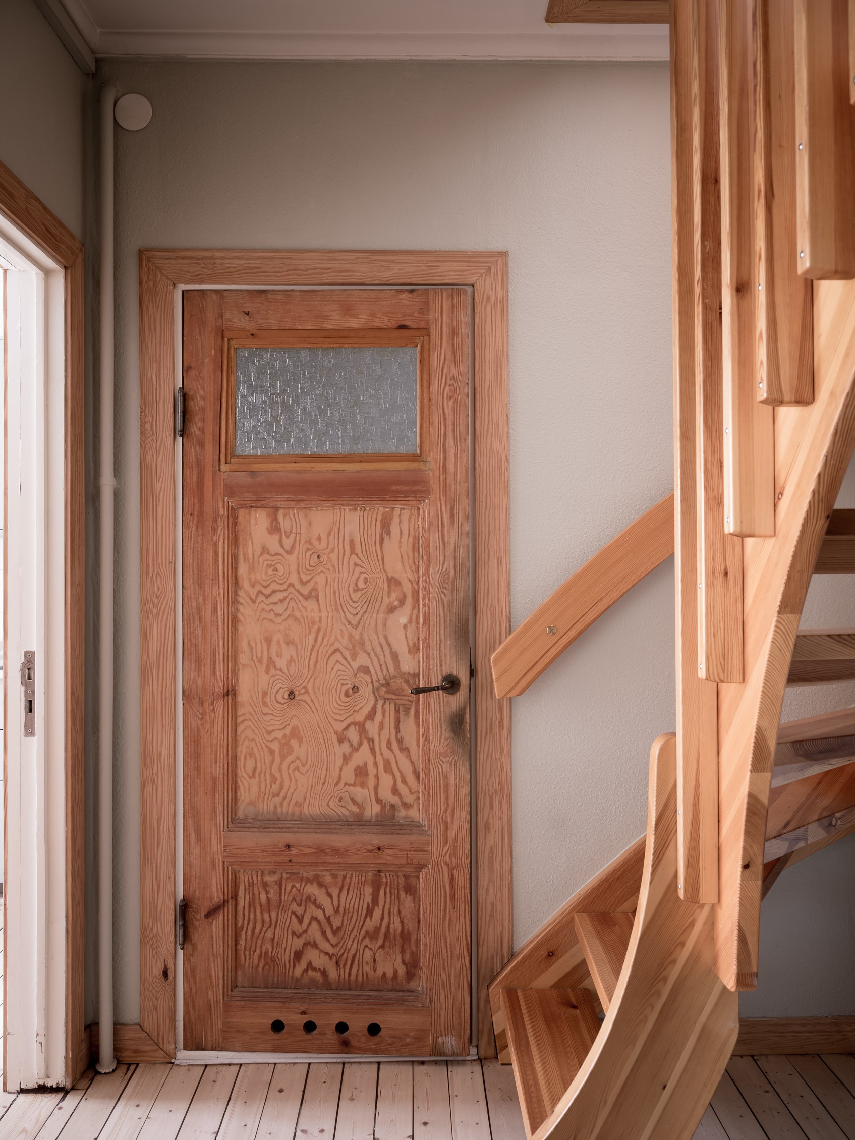 entrée avec escalier bois