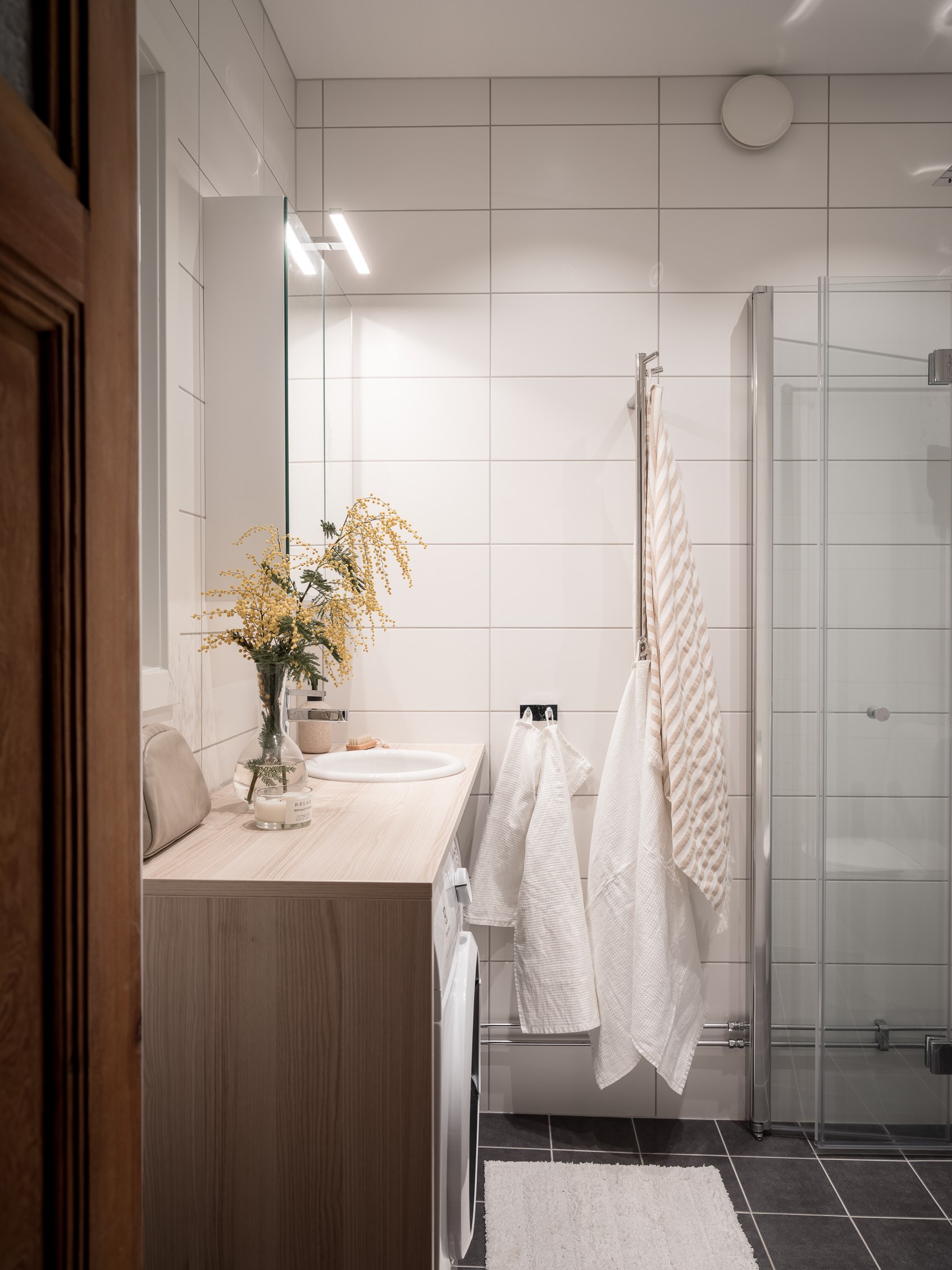 salle de bain blanche et bois