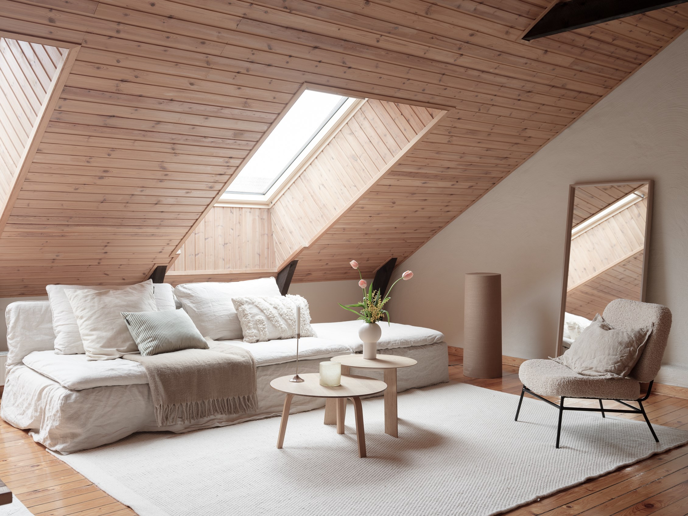 salon mansardé décoration scandinave