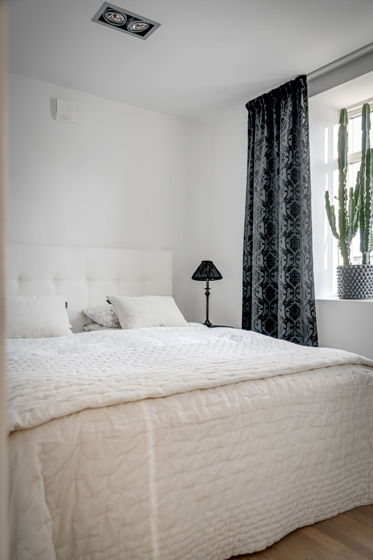 chambre minimaliste blanche