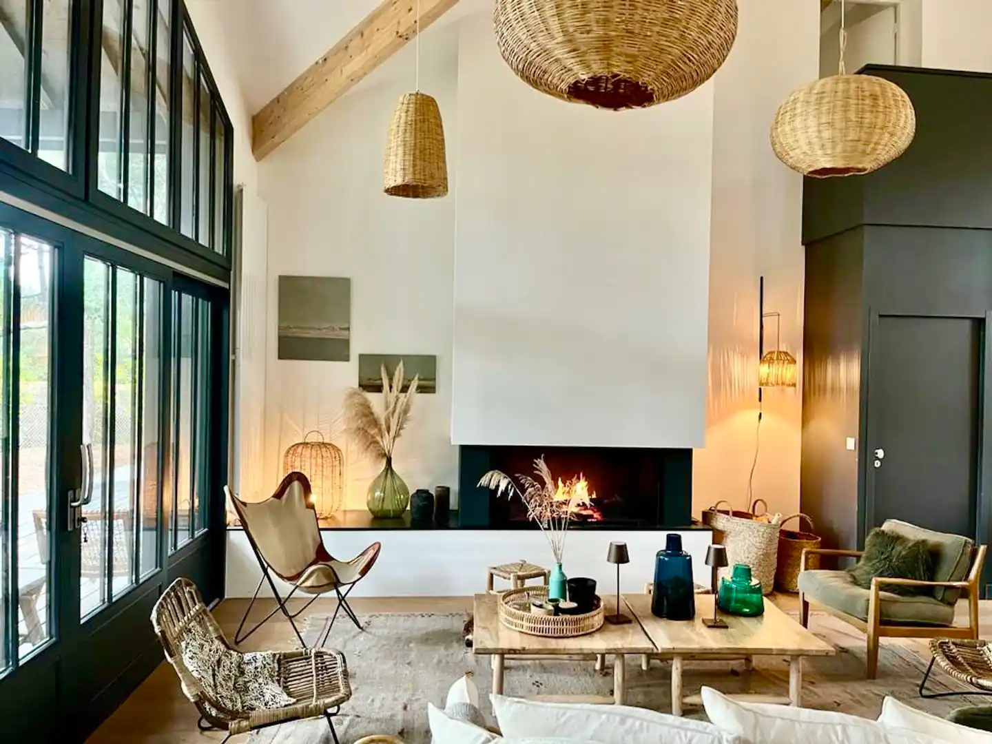 salon avec cheminée maison en bois près du Cap Ferret salon avec cheminée maison en bois près du Cap Ferret