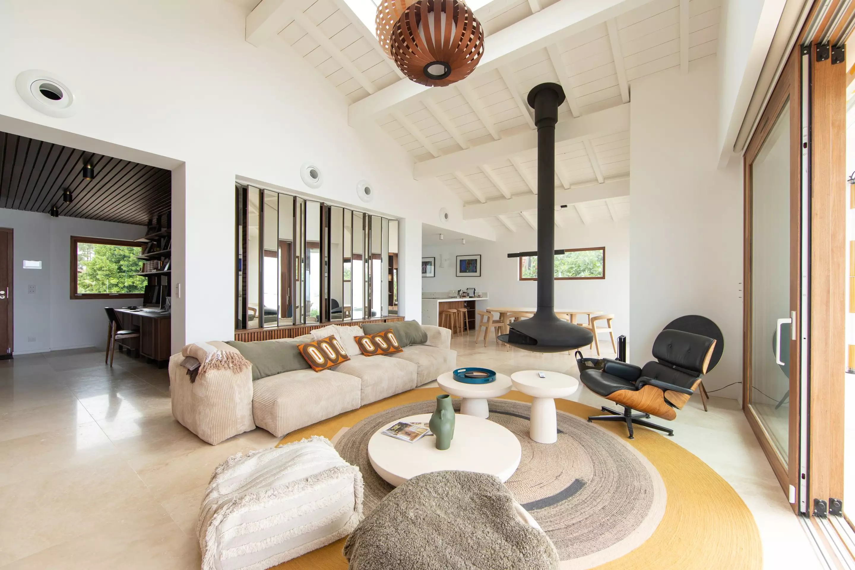 salon décoration contemporaine avec cheminée Gyrofocus de Focus villa Astoria le Cap Ferret