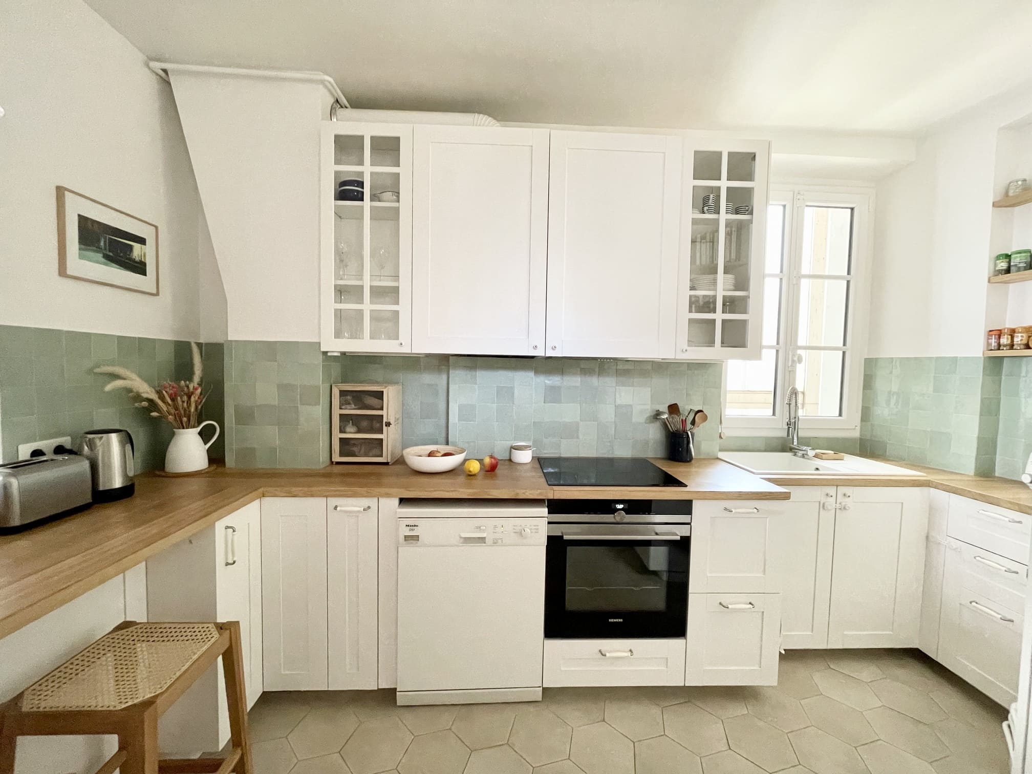 cuisine blanche et bois par Happy Pog compte instagram https://www.instagram.com/charlotte_gille/ cuisine blanche et bois par Happy Pog compte instagram https://www.instagram.com/charlotte_gille/