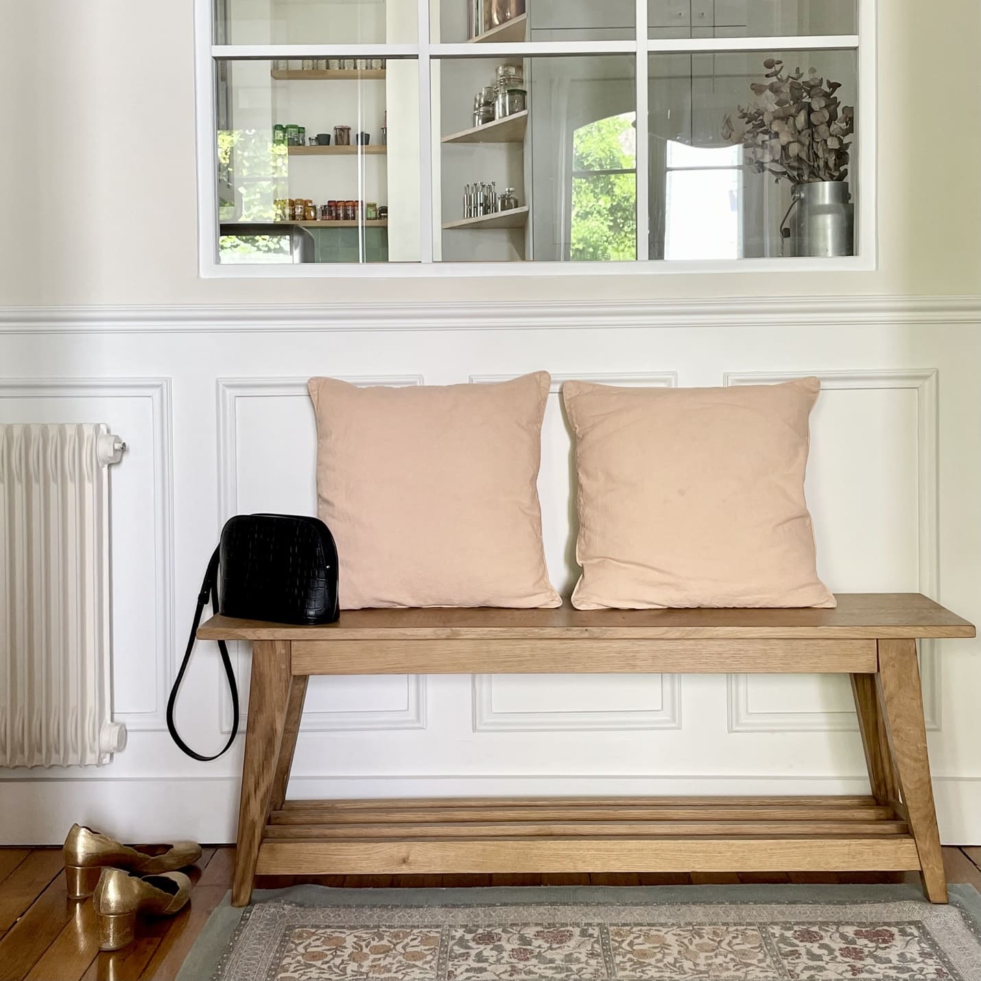 entrée avec banc décoration contemporaine par Happy Pog compte instagram https://www.instagram.com/charlotte_gille/ entrée avec banc décoration contemporaine par Happy Pog compte instagram https://www.instagram.com/charlotte_gille/