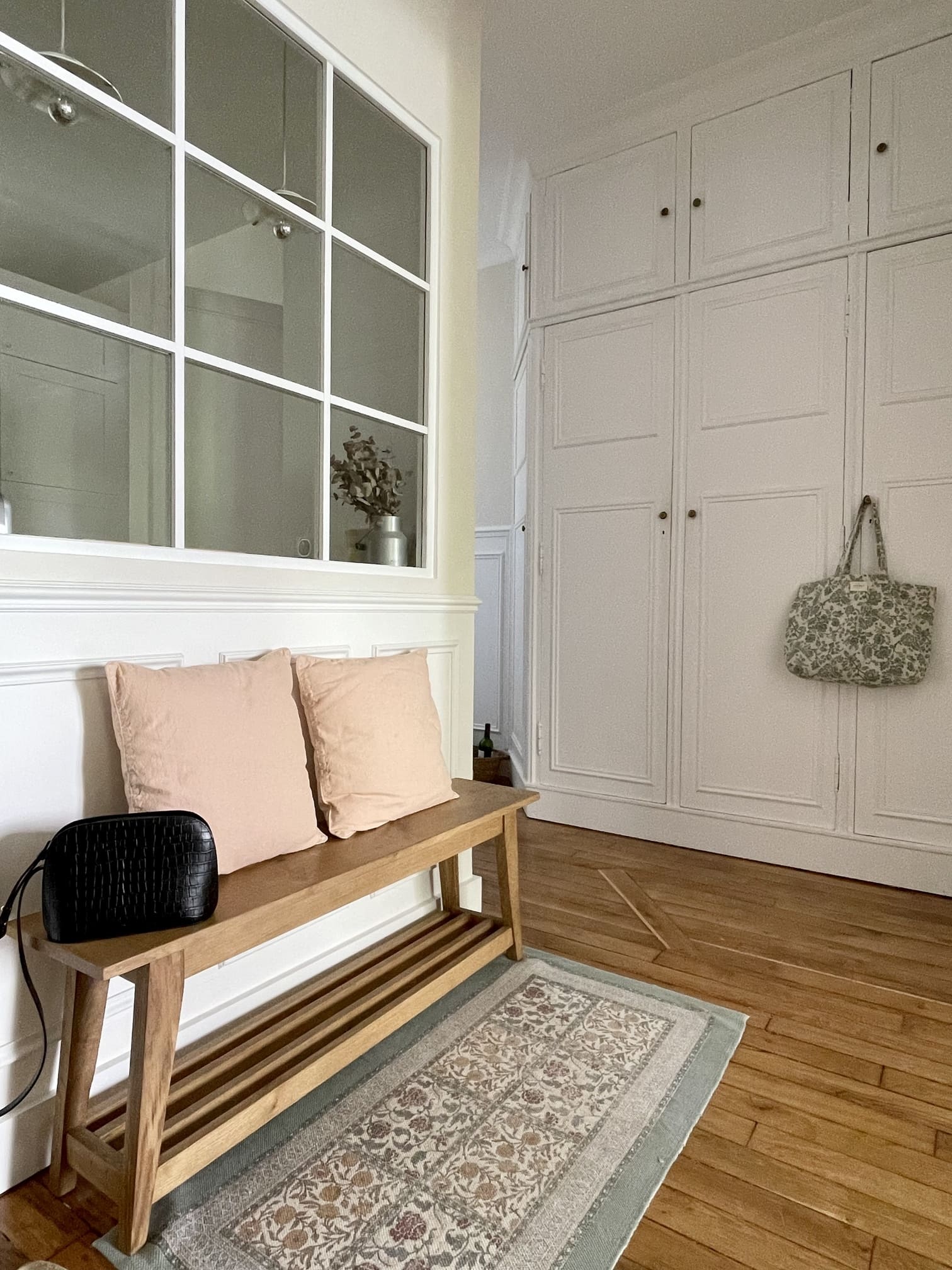 entrée avec banc et verrière décoration contemporaine par Happy Pog compte instagram https://www.instagram.com/charlotte_gille/ entrée avec banc et verrière décoration contemporaine par Happy Pog compte instagram https://www.instagram.com/charlotte_gille/