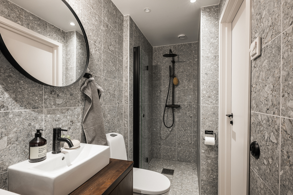 salle de bain terrazzo gris deux-pièces 35m2 mansardé décoration design salle de bain terrazzo gris deux-pièces 35m2 mansardé décoration design