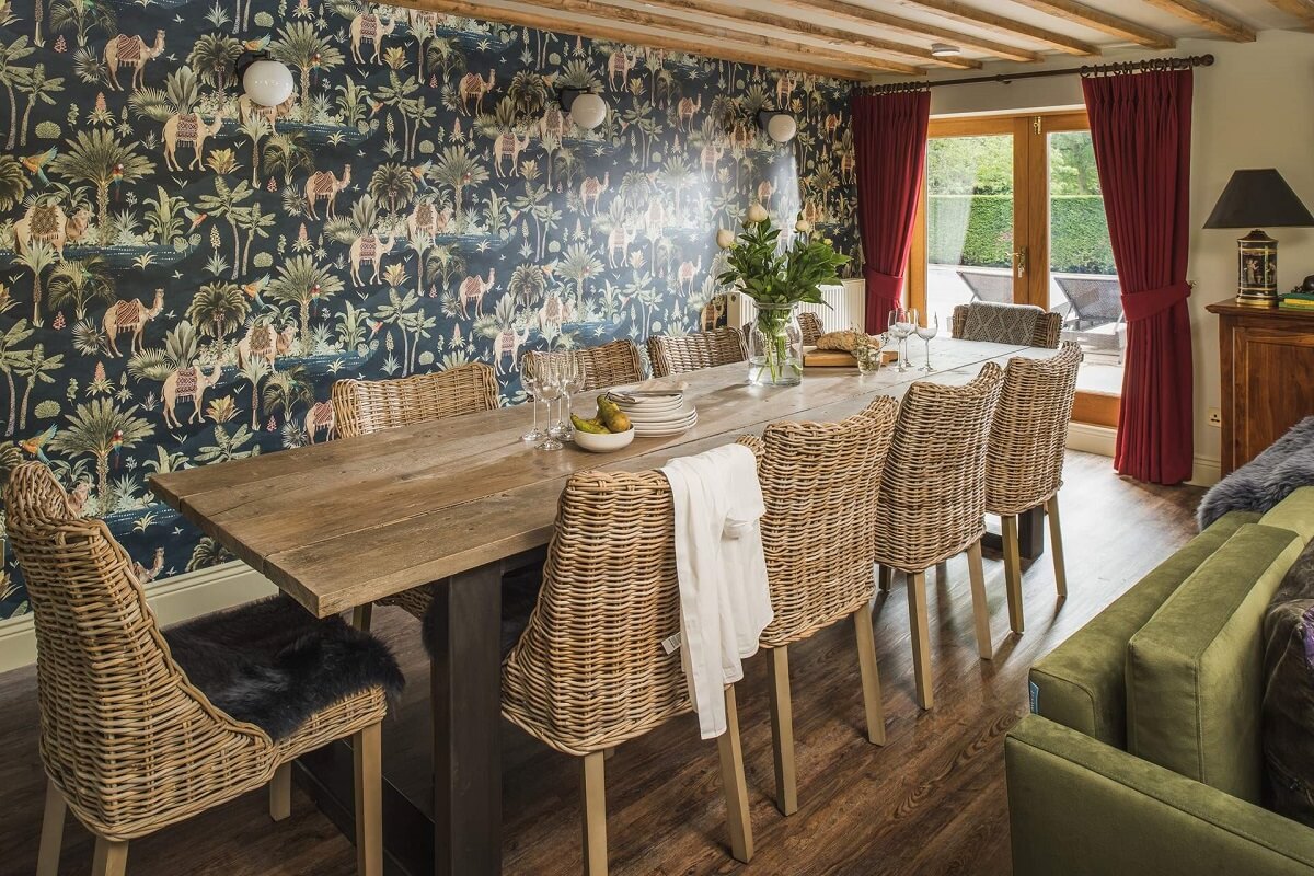 salle à manger avec papier-peint décoration rustique chic et contemporaine salle à manger avec papier-peint décoration rustique chic et contemporaine