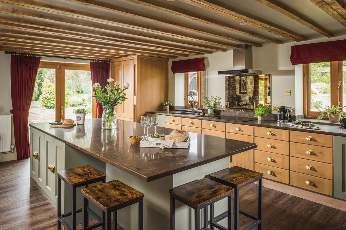 cuisine ouverte avec îlot et poutres décoration rustique chic et contemporaine cuisine ouverte avec îlot et poutres décoration rustique chic et contemporaine
