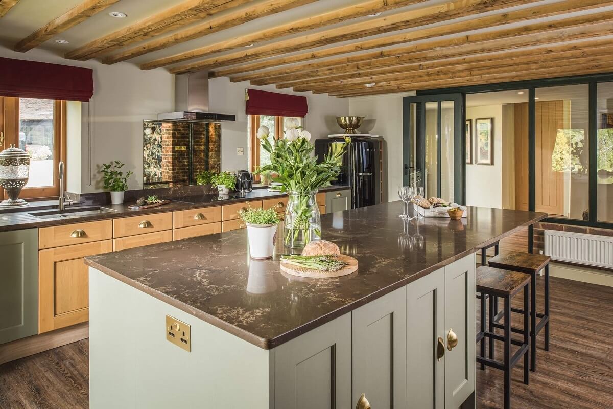 cuisine ouverte avec îlot et poutres décoration rustique chic et contemporaine cuisine ouverte avec îlot et poutres décoration rustique chic et contemporaine