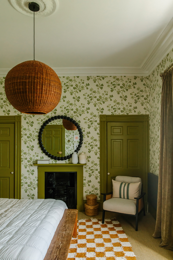 chambre avec papier-peint végétal vert maison rénovée