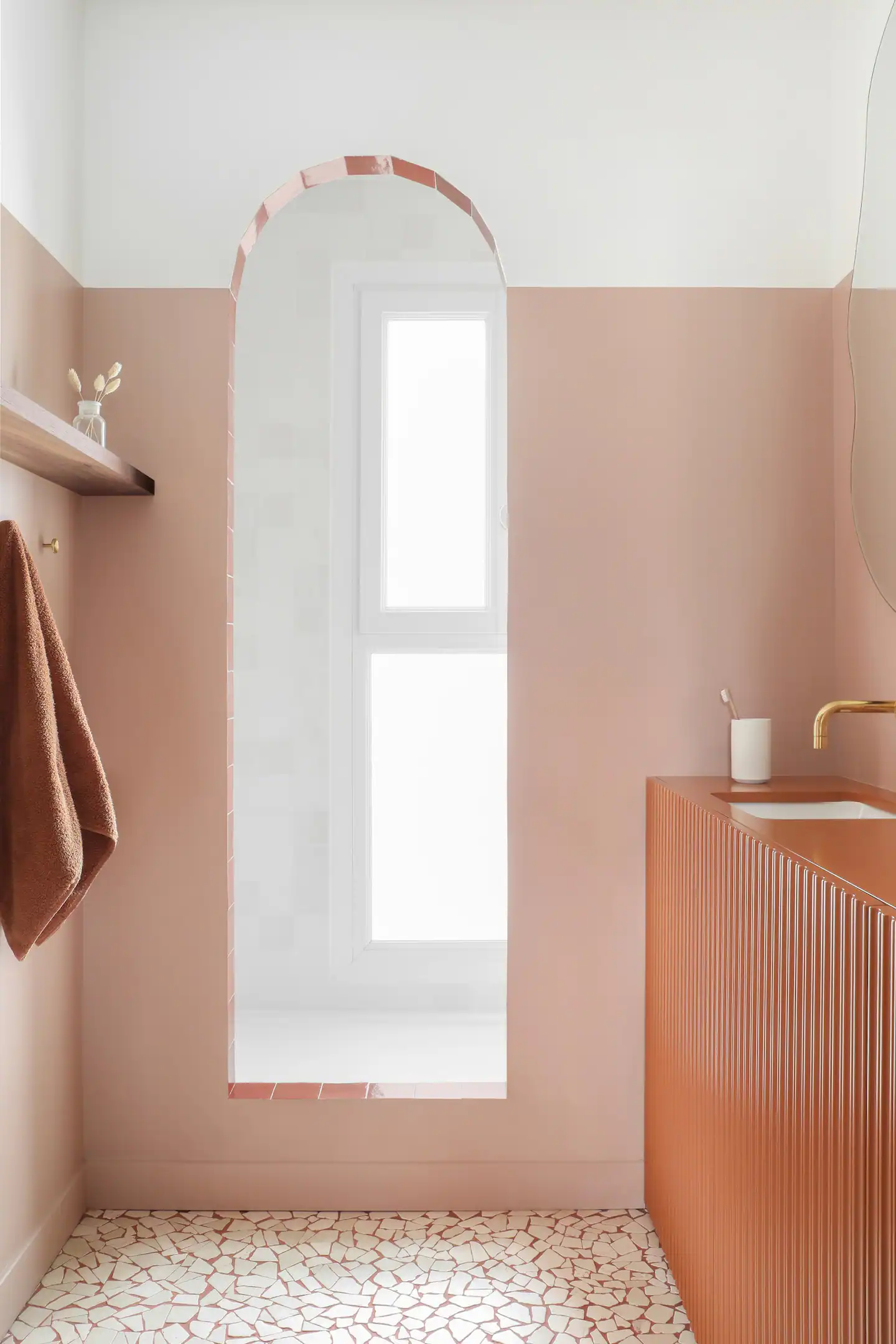 salle de bain terracotta appartement 45m2 Paris décoration design à louer Airbnb par Heju salle de bain terracotta appartement 45m2 Paris décoration design à louer Airbnb par Heju