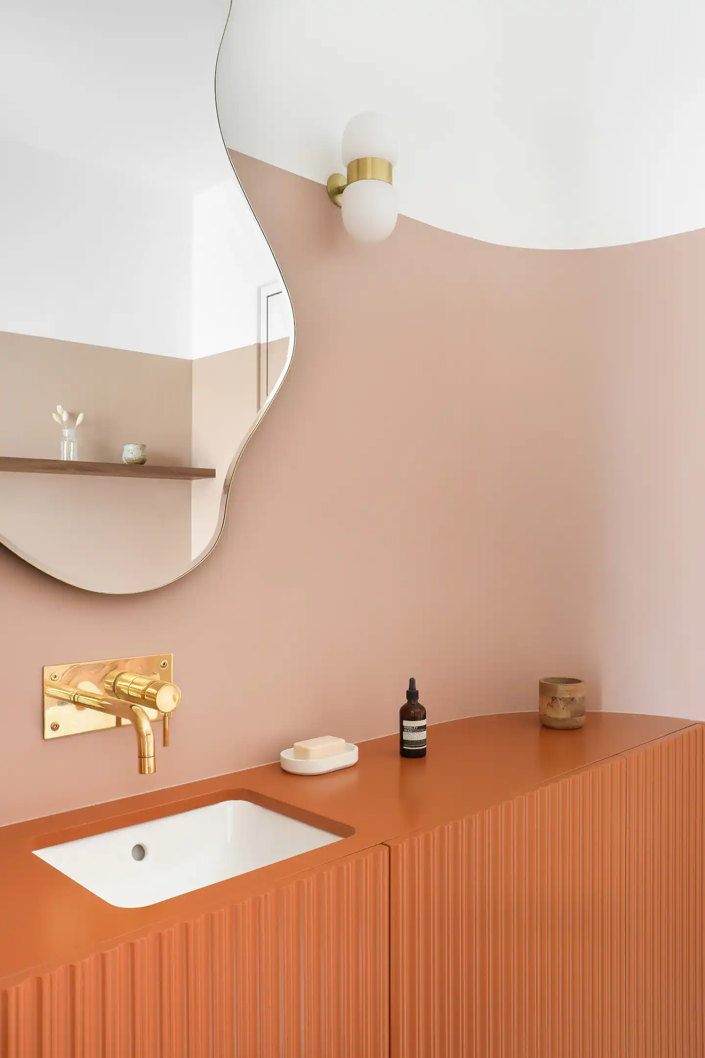 salle de bain terracotta appartement 45m2 Paris décoration design à louer Airbnb par Heju salle de bain terracotta appartement 45m2 Paris décoration design à louer Airbnb par Heju