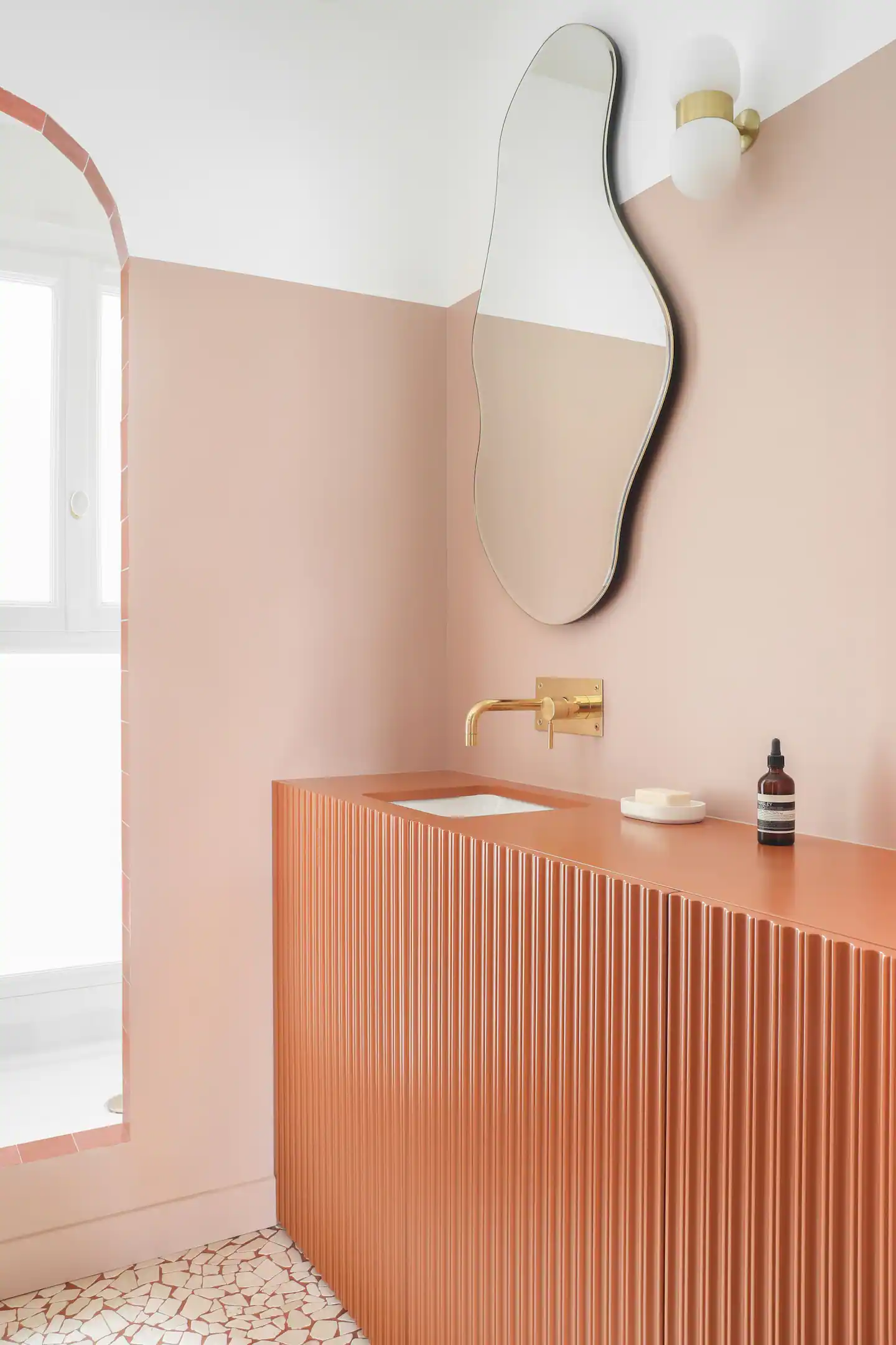 salle de bain terracotta appartement 45m2 Paris décoration design à louer Airbnb par Heju salle de bain terracotta appartement 45m2 Paris décoration design à louer Airbnb par Heju