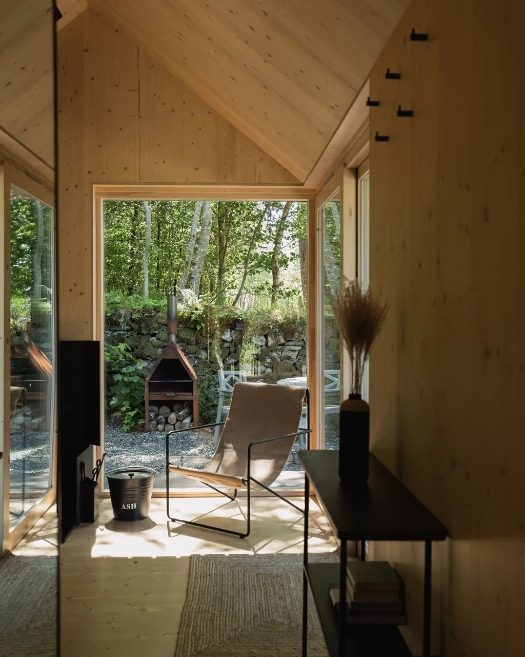 salon avec picture window mini maison en bois 27m2 Kabn