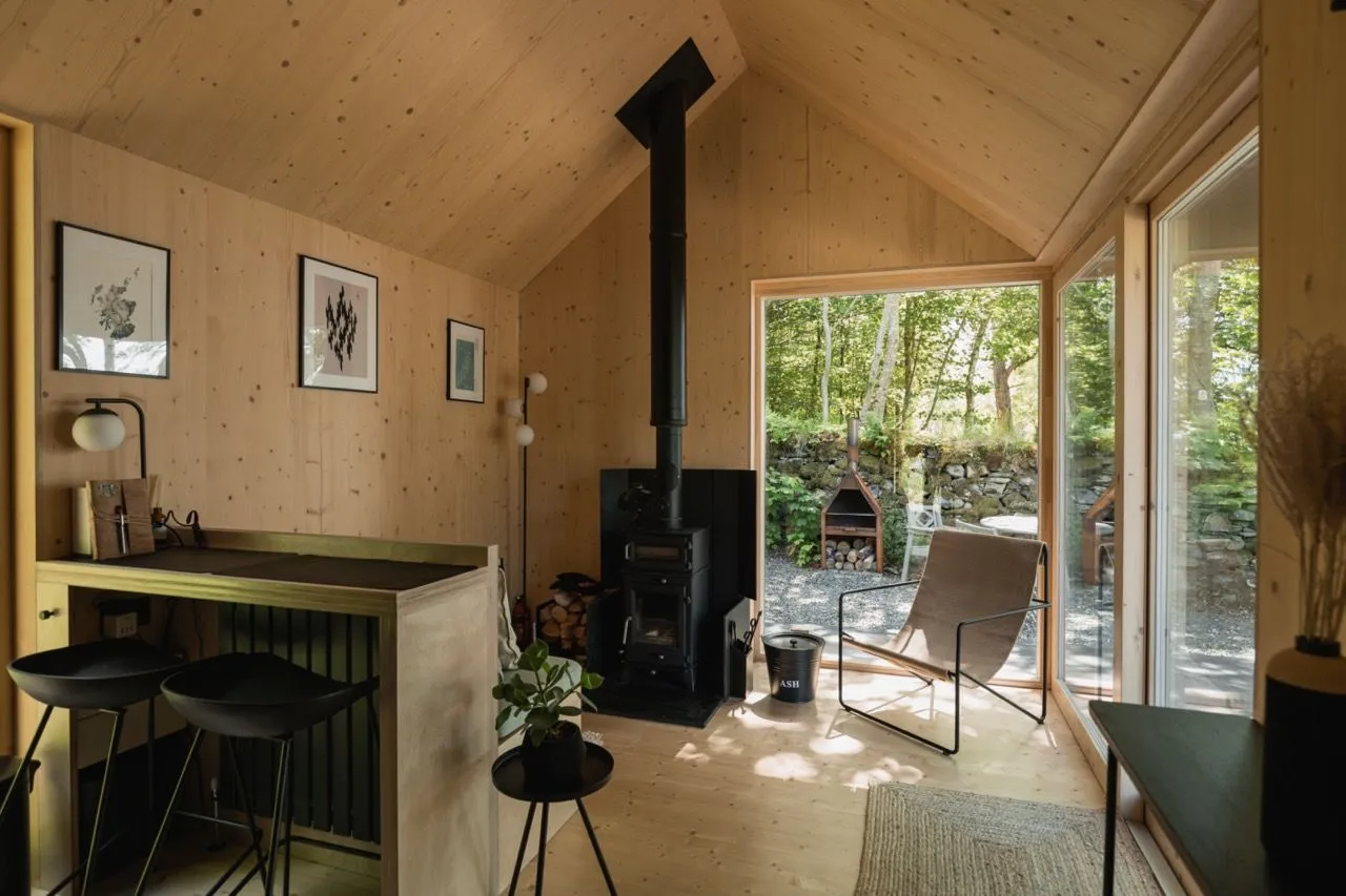 salon avec poêle mini maison en bois 27m2 Kabn