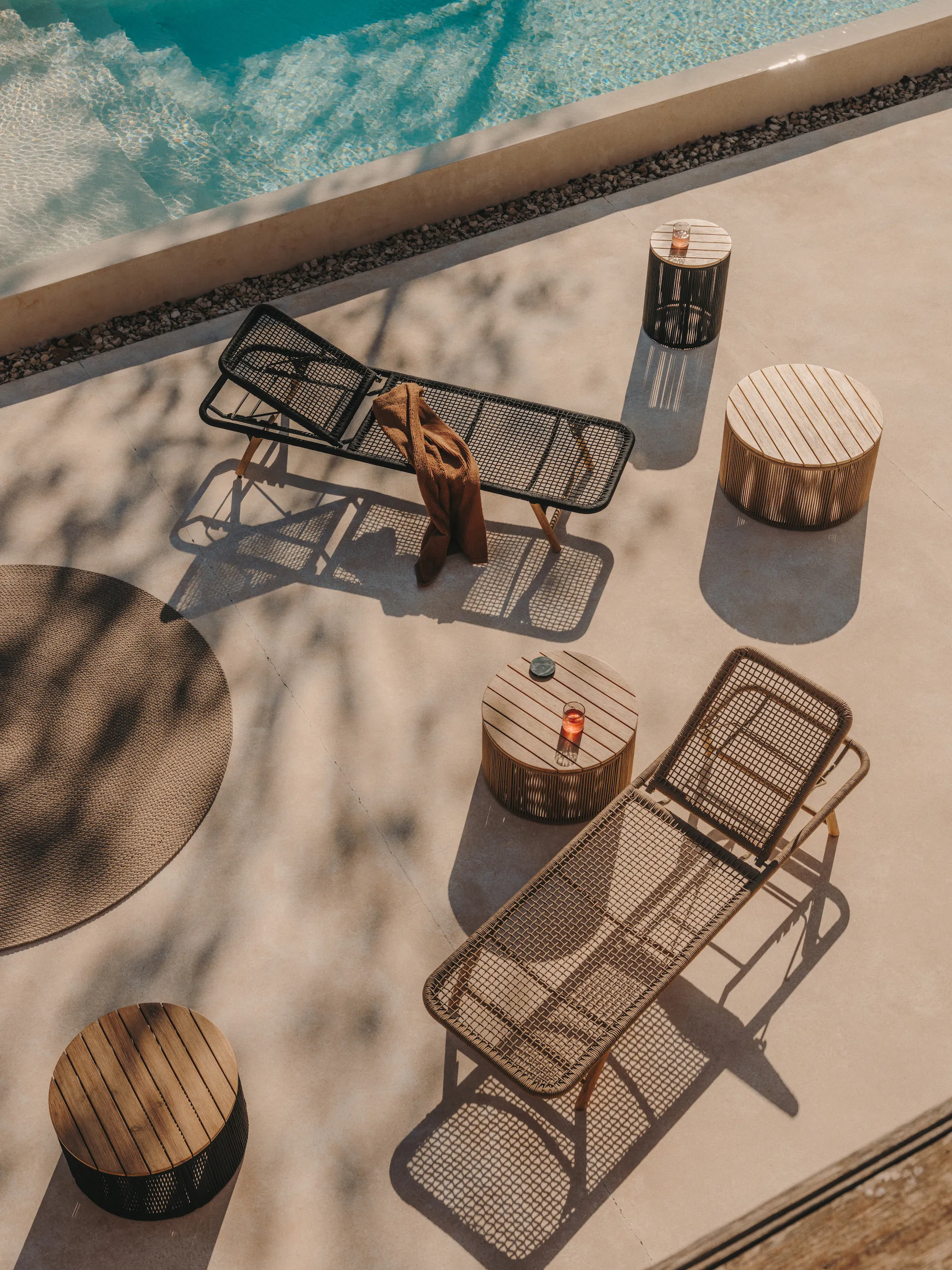terrasse avec piscine nouvelle collection outdoor Kave Home printemps/été 2024 terrasse avec piscine nouvelle collection outdoor Kave Home printemps/été 2024