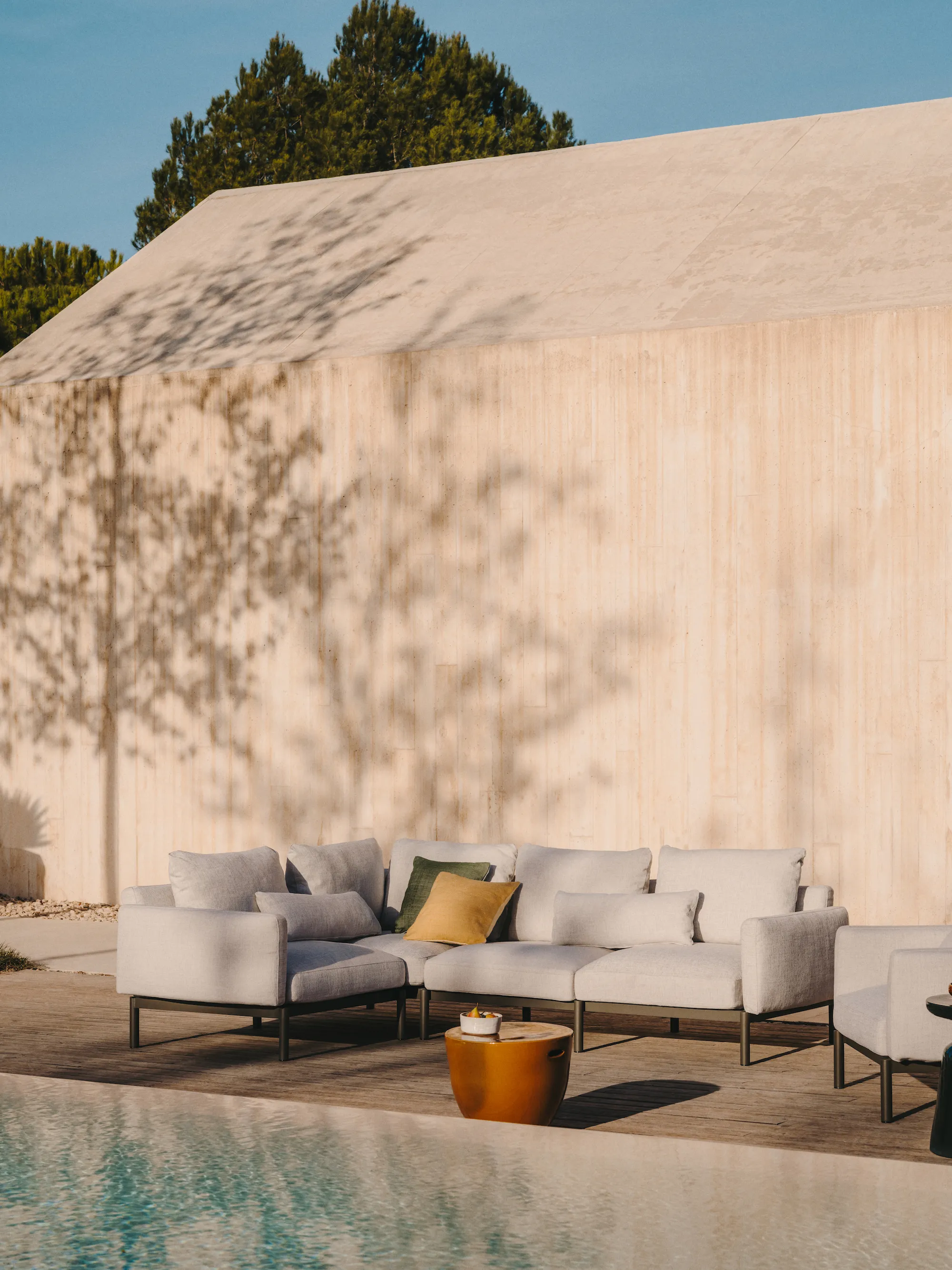 terrasse avec piscine nouvelle collection outdoor Kave Home printemps/été 2024 terrasse avec piscine nouvelle collection outdoor Kave Home printemps/été 2024