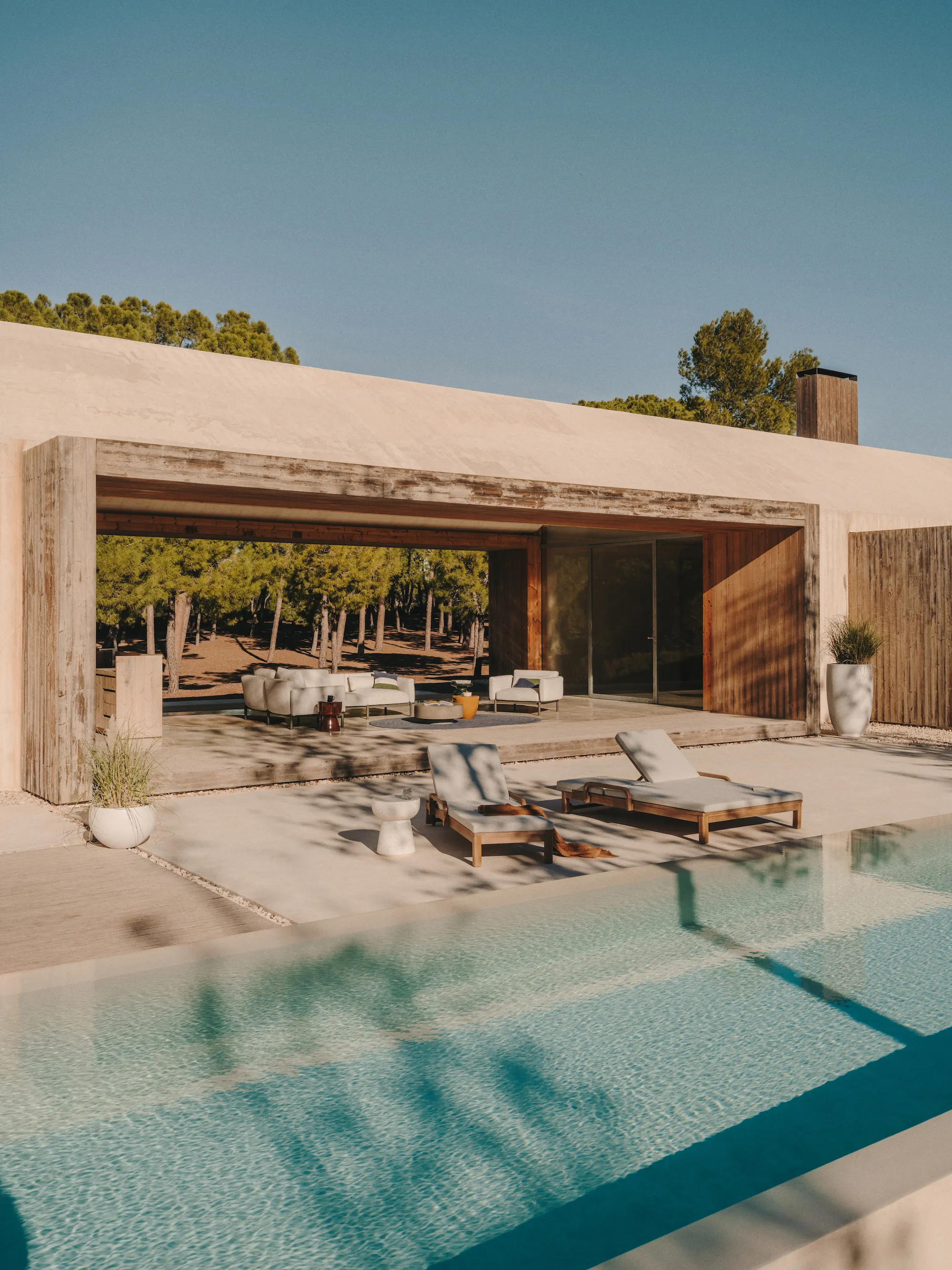 terrasse avec piscine nouvelle collection outdoor Kave Home printemps/été 2024 terrasse avec piscine nouvelle collection outdoor Kave Home printemps/été 2024