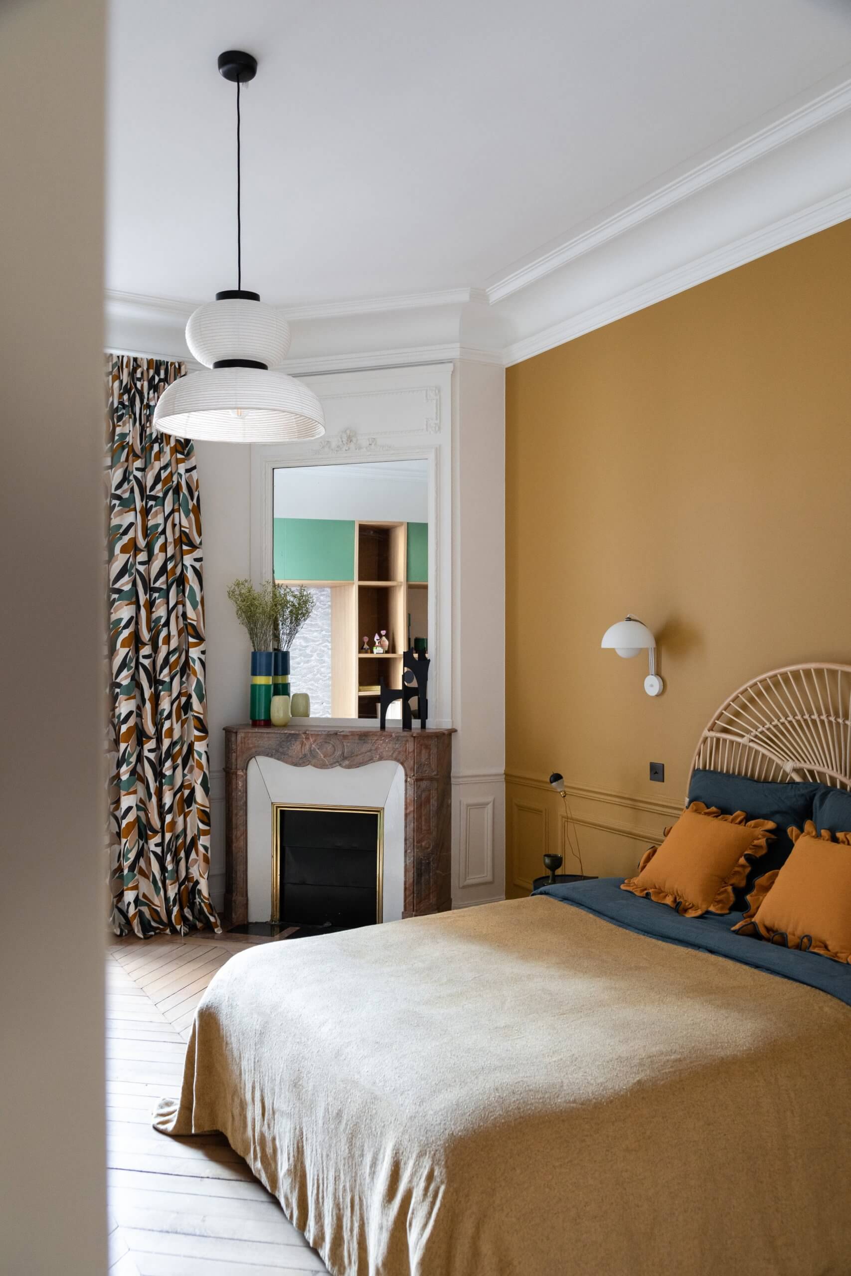 chambre jaune appartement haussmannien Paris chambre jaune appartement haussmannien Paris